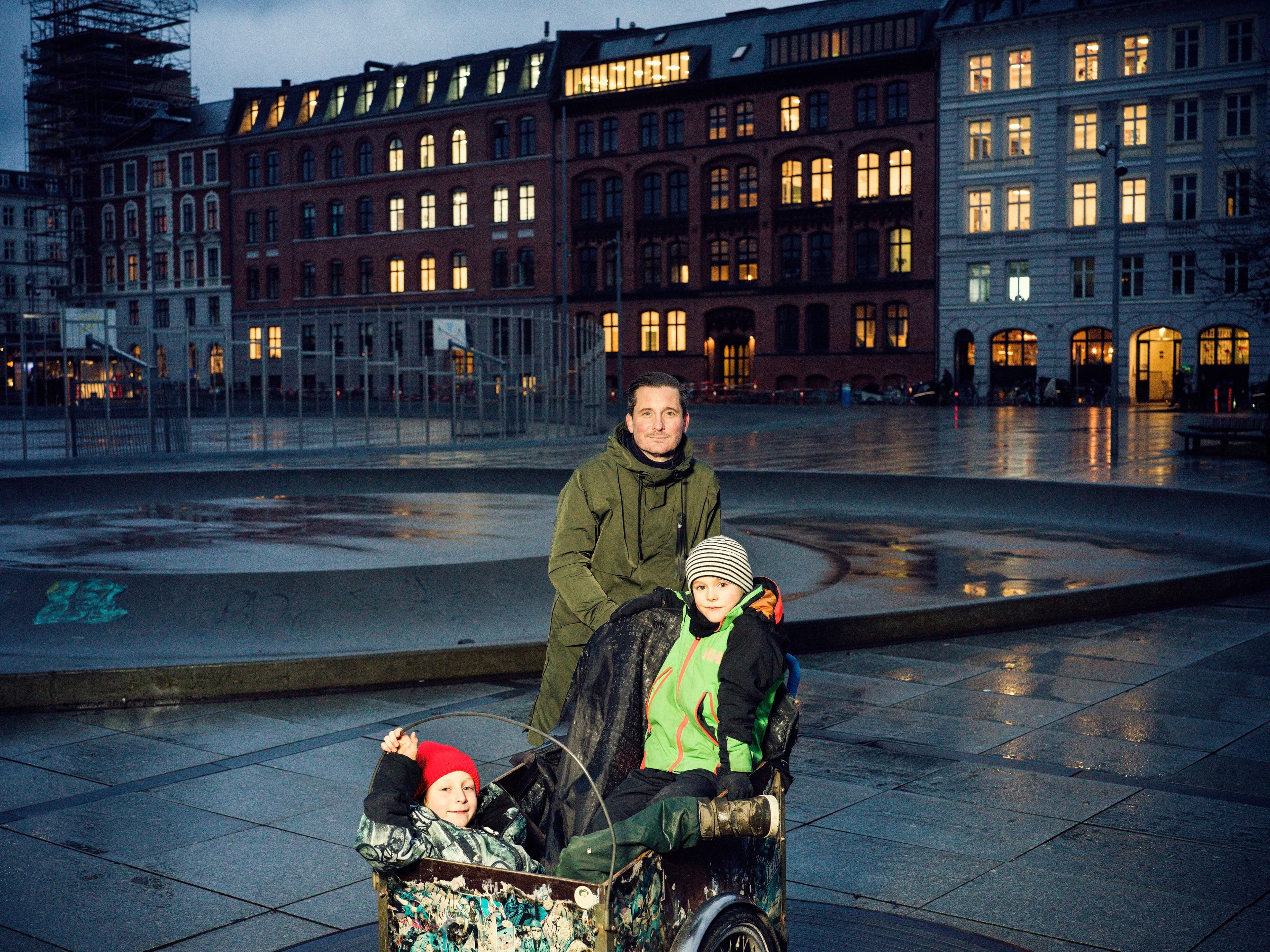 Søren Asmussen på ladcykel på Israels Plads til artikel om Indre By, København til DAC Magazine