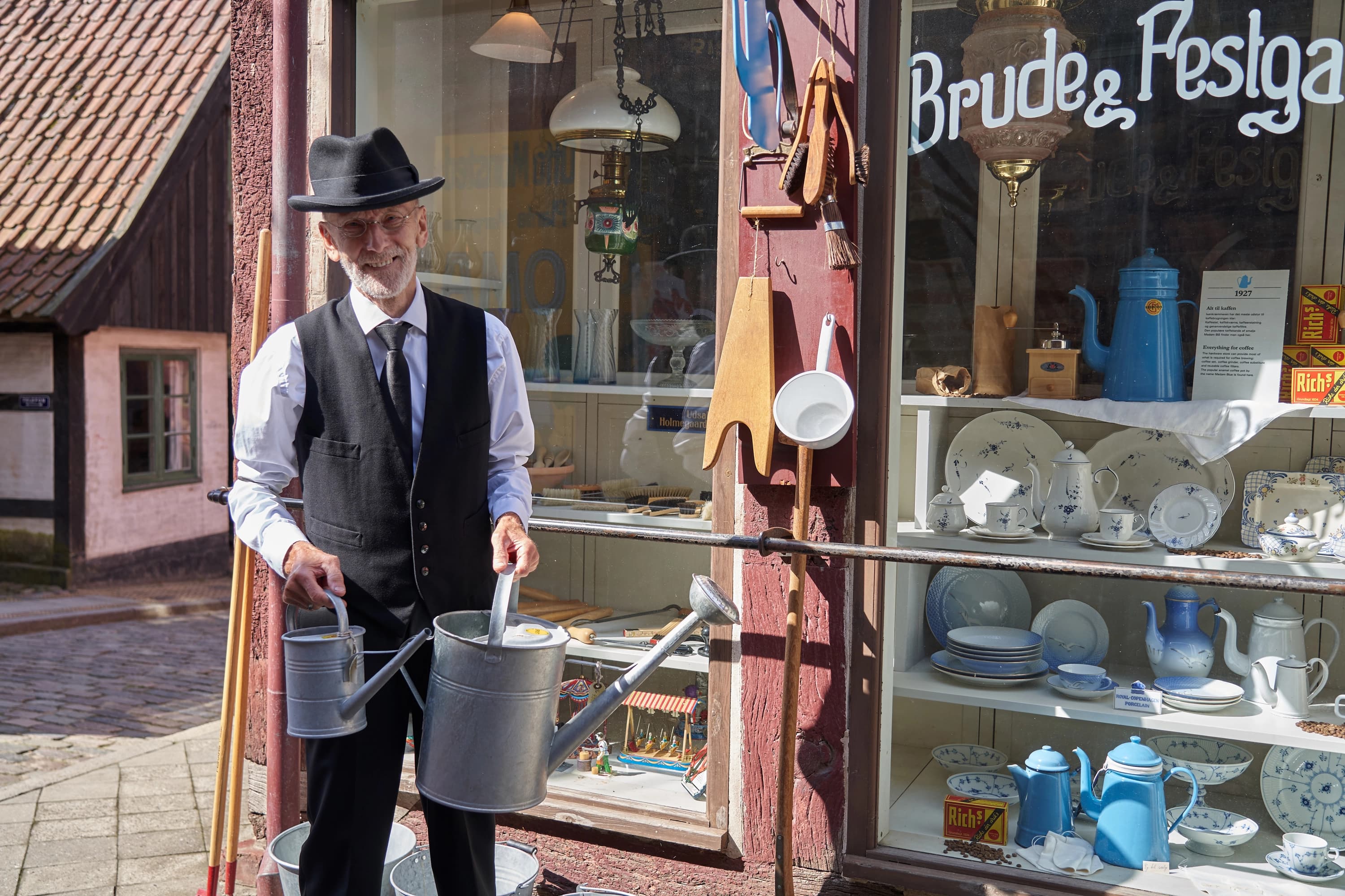 Isenkræmmeren foran sin butik