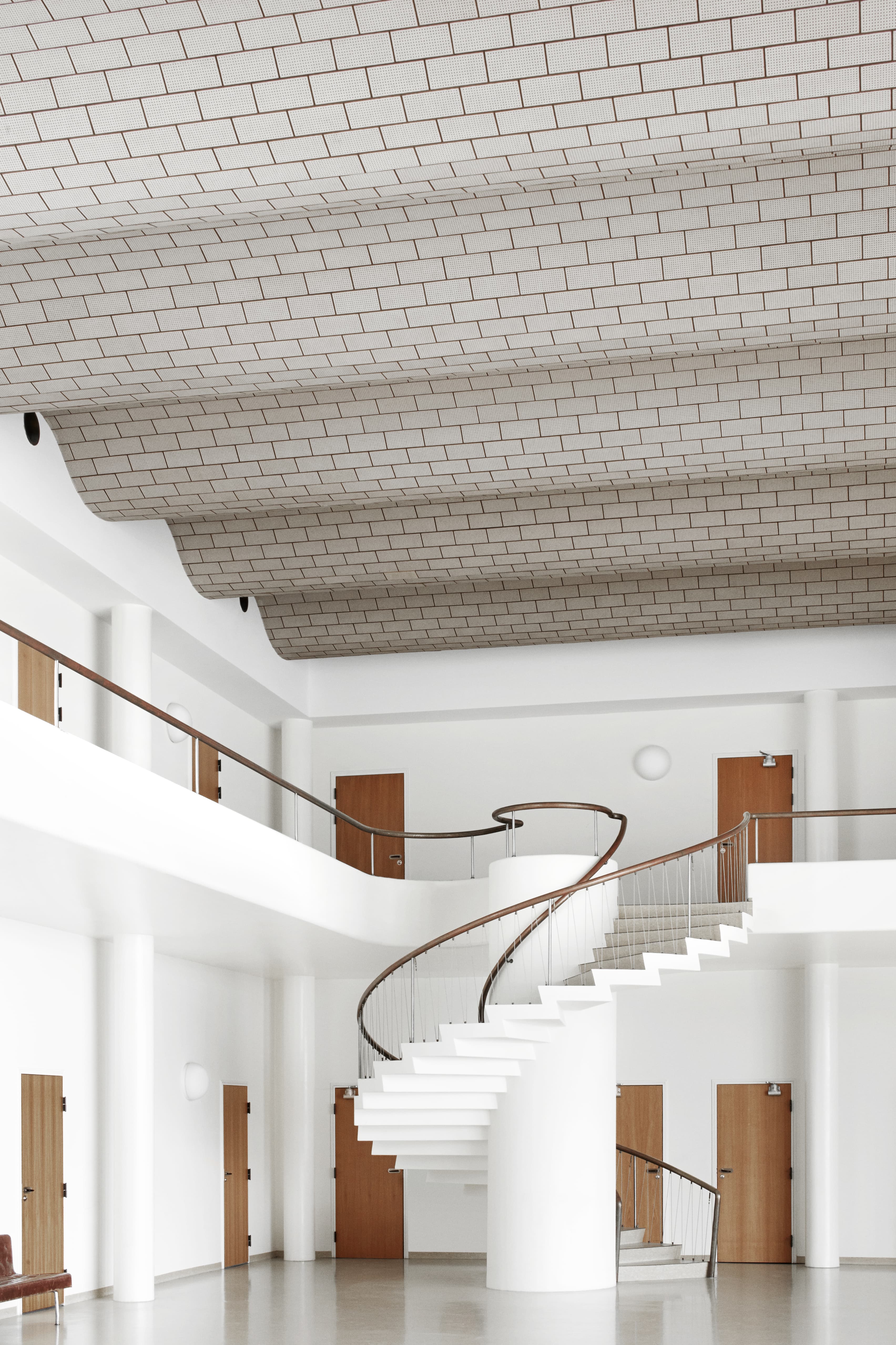 Indvendig vindeltrappe i afgangshallen på Vilhelm Lauritzen Terminalen