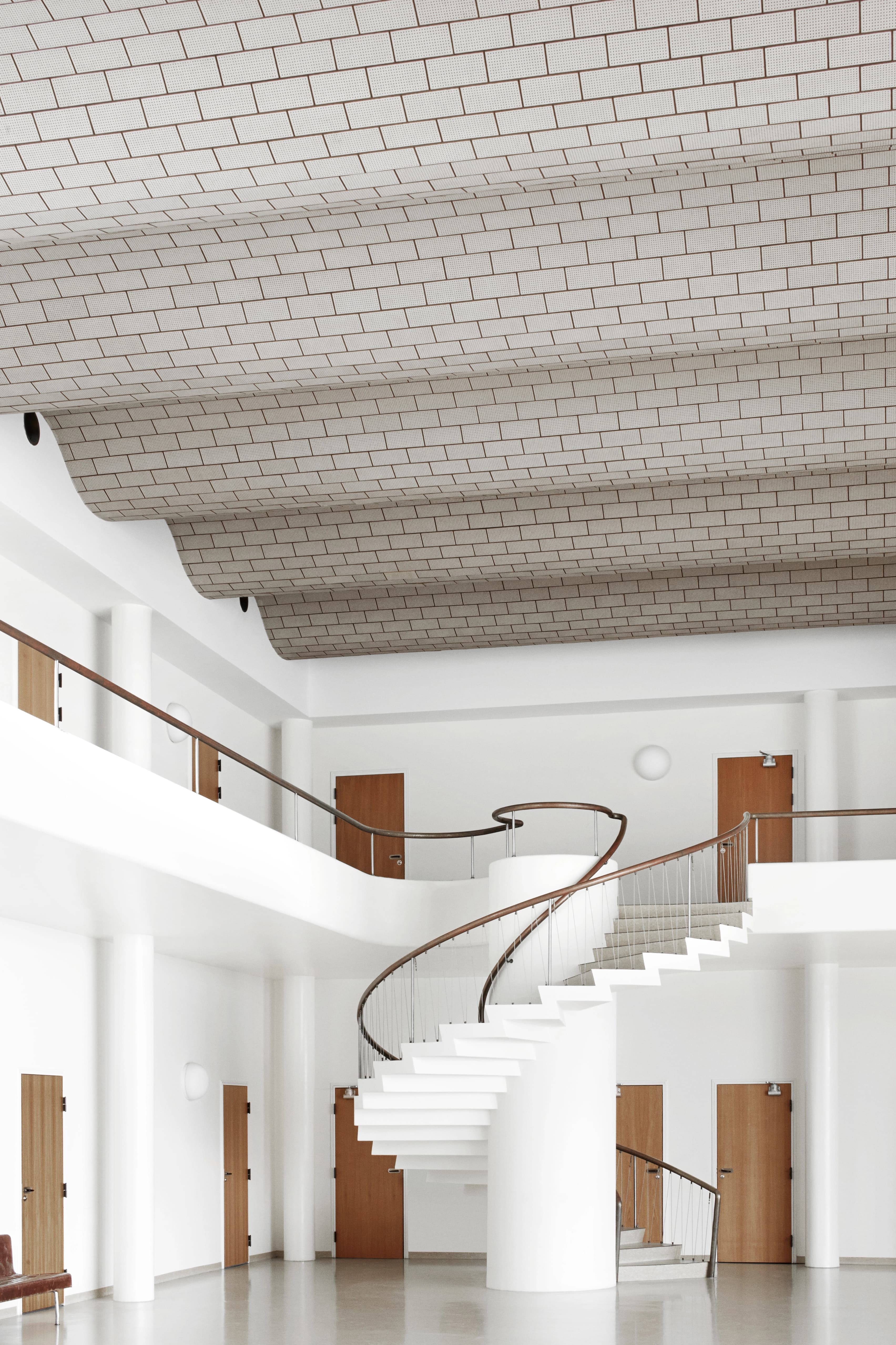 Indvendig vindeltrappe i afgangshallen på Vilhelm Lauritzen Terminalen