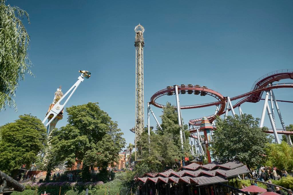 En masse forlystelser set på afstand