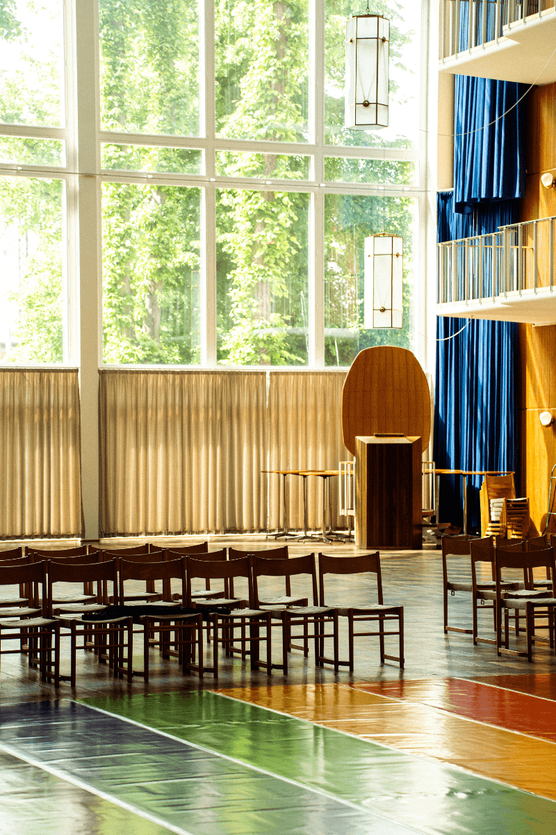 Aarhus Rådhus' sal med stole