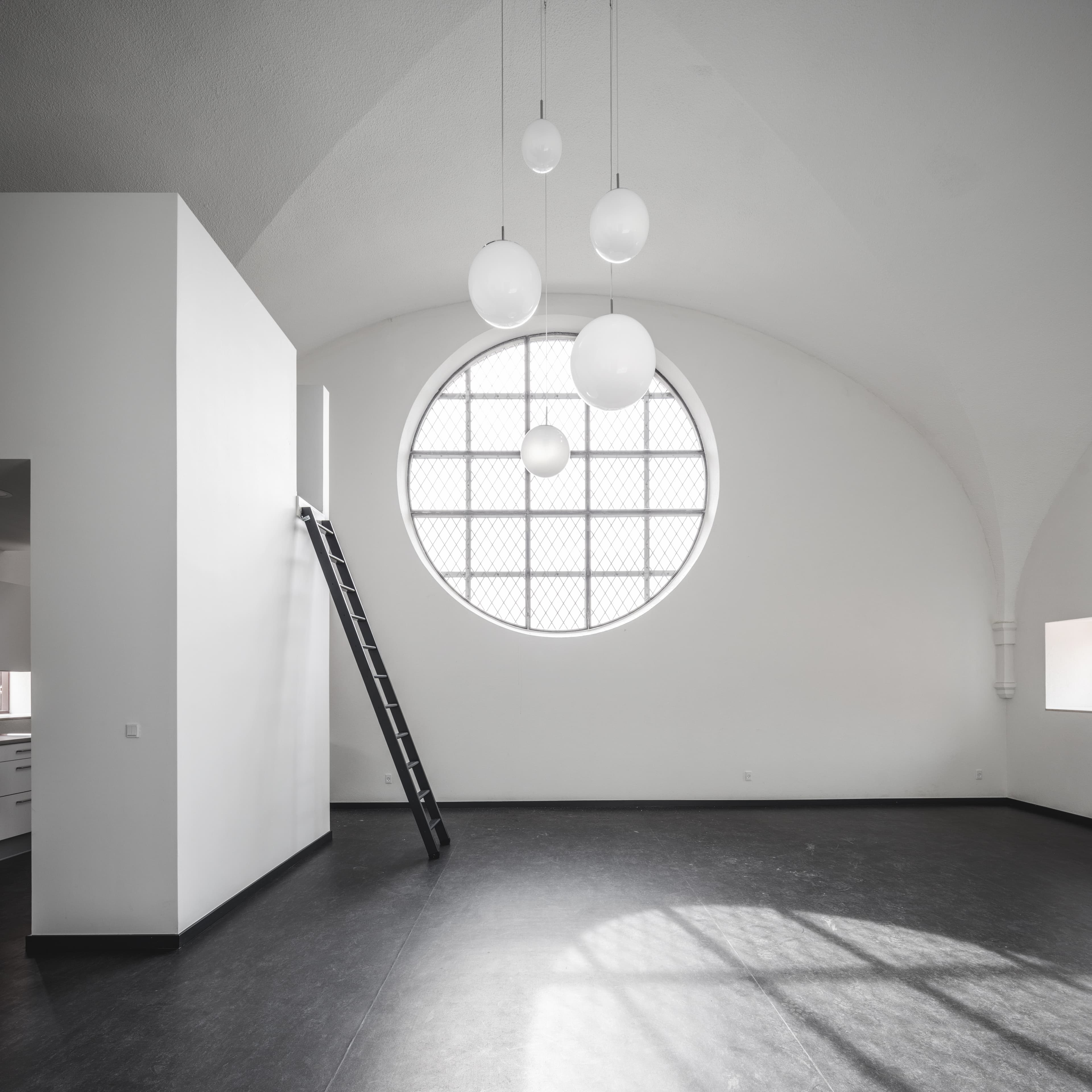 Værelse med rundt vindue