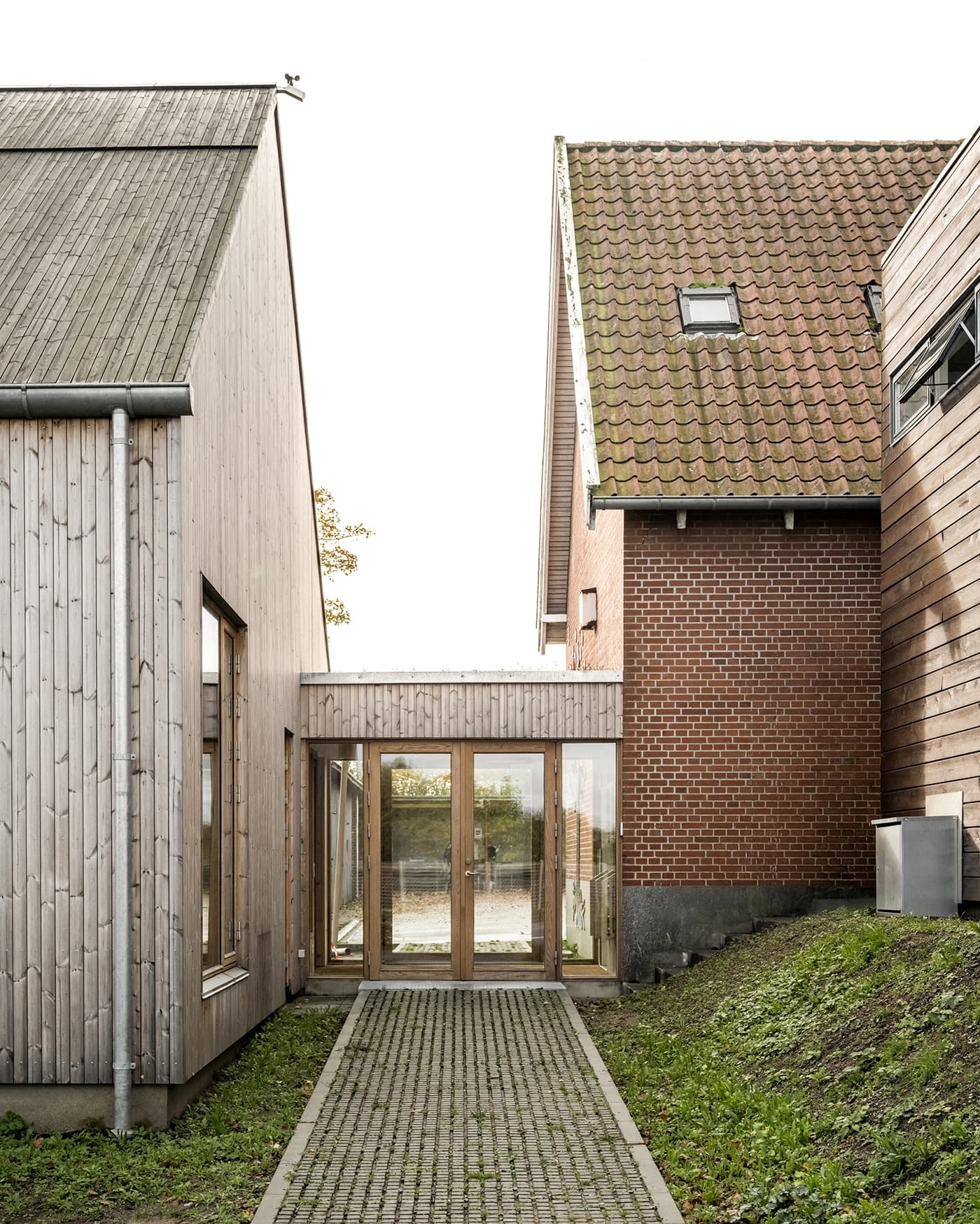 Forbindelsen mellem tilbygningen og den gamle skole