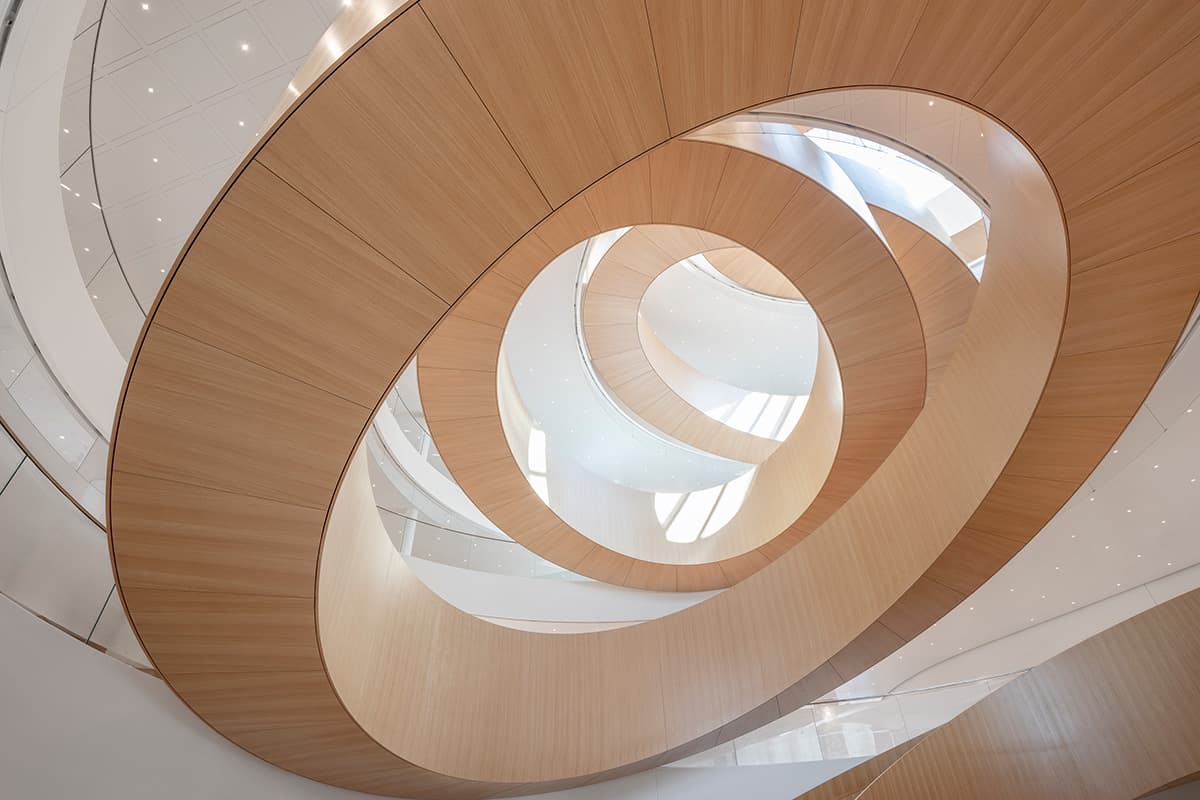 3XNs karakteristiske trapper i lyst egetræ