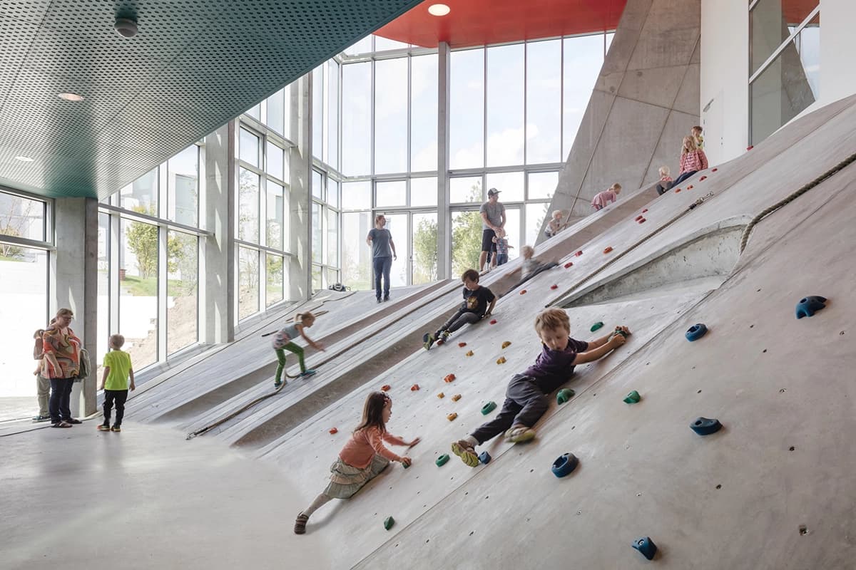 Børn leger på den indedørs legeplads