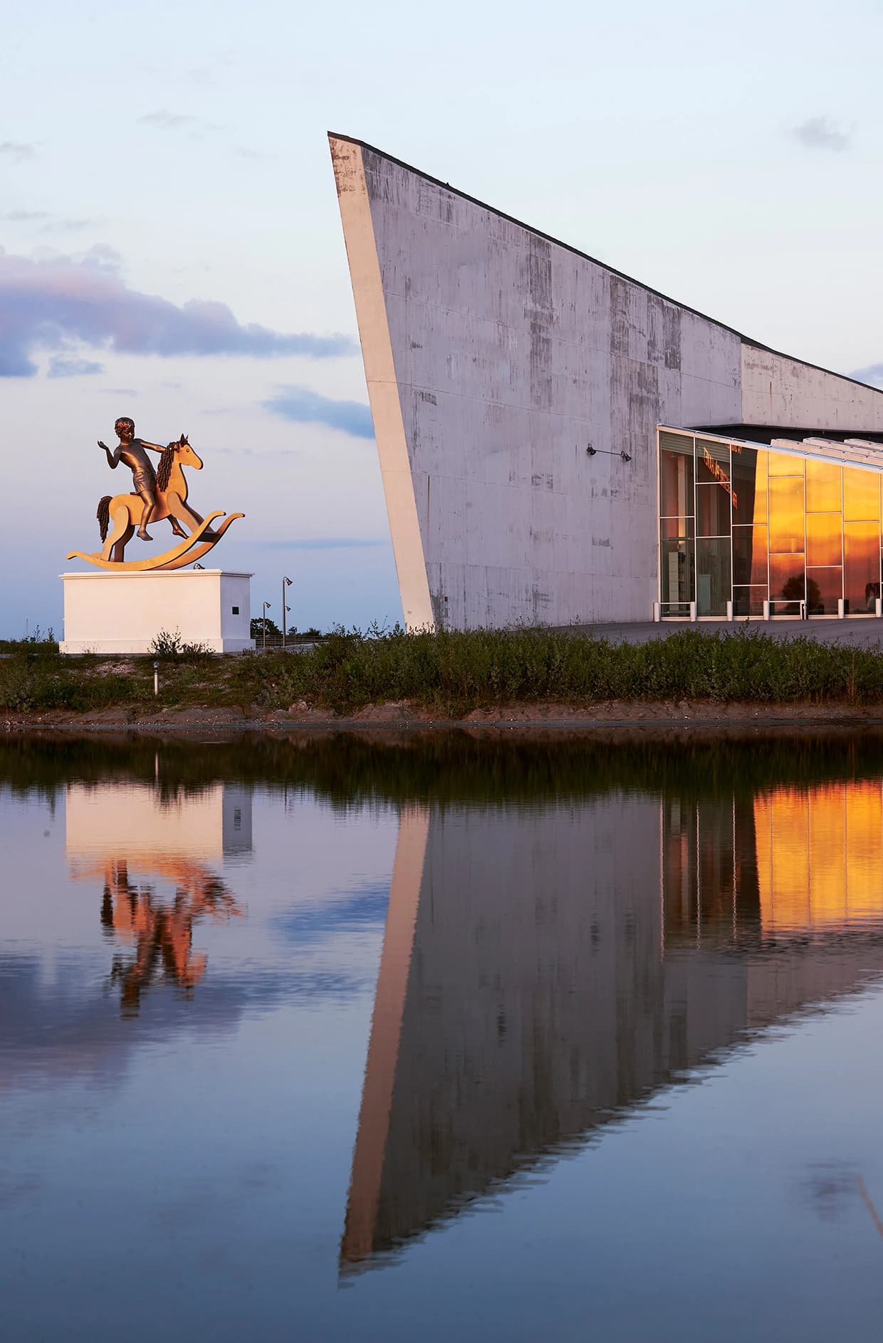 Arkens front set fra siden