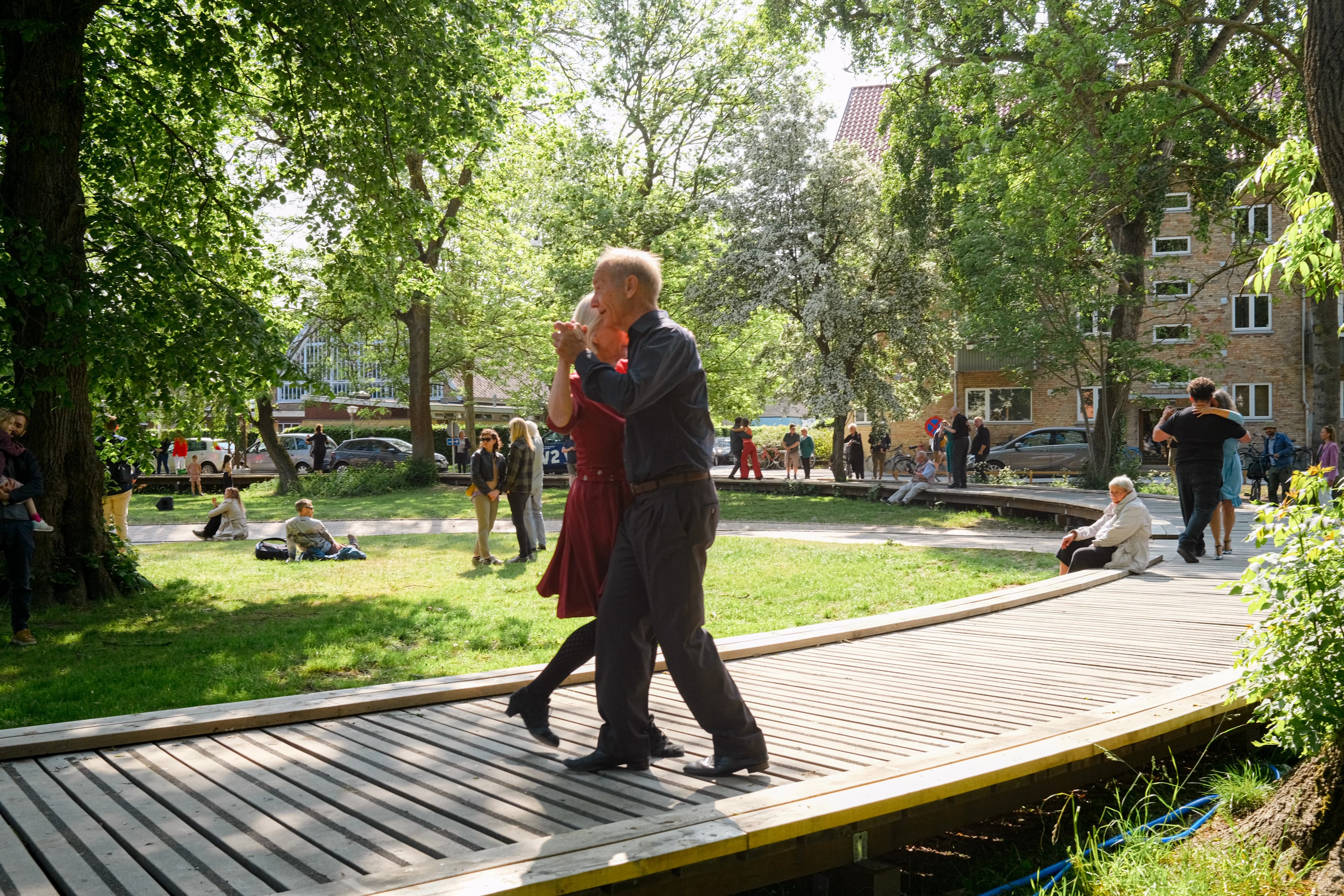 Karens Minde Aksen - par der danser på cirkelbro