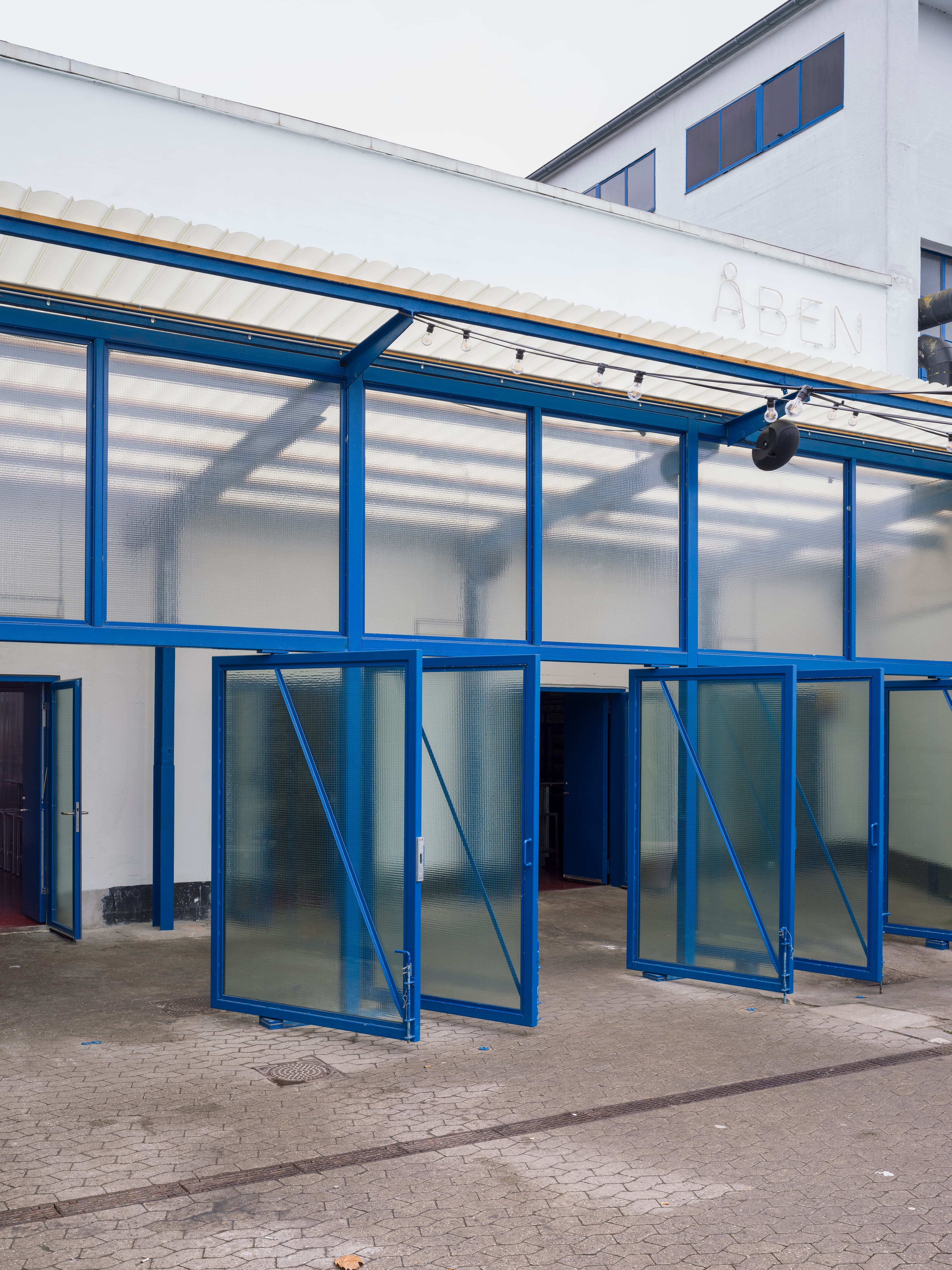 De blå dørkarme ved indgangen