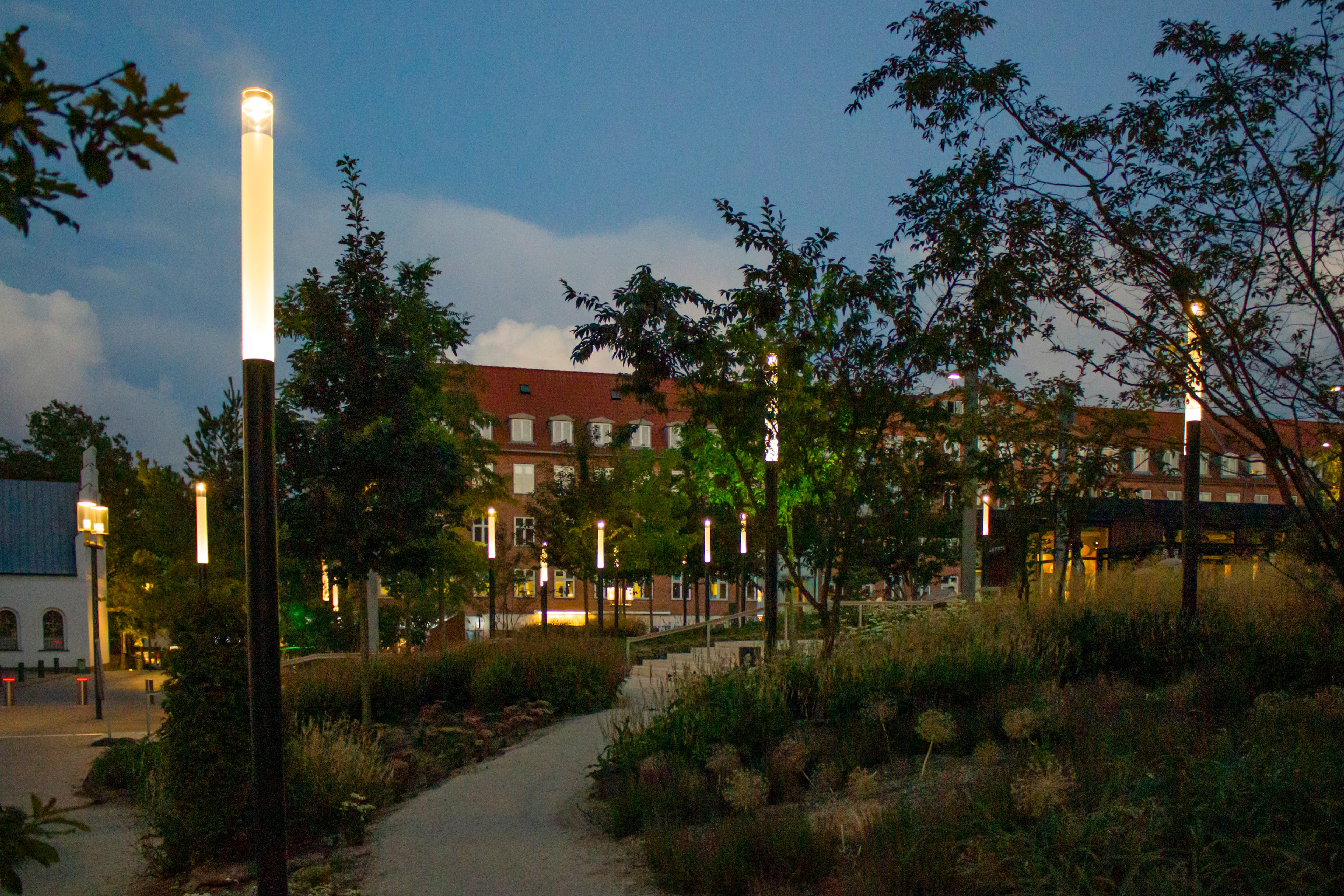 Budolfi Plads om aftenen med lamper