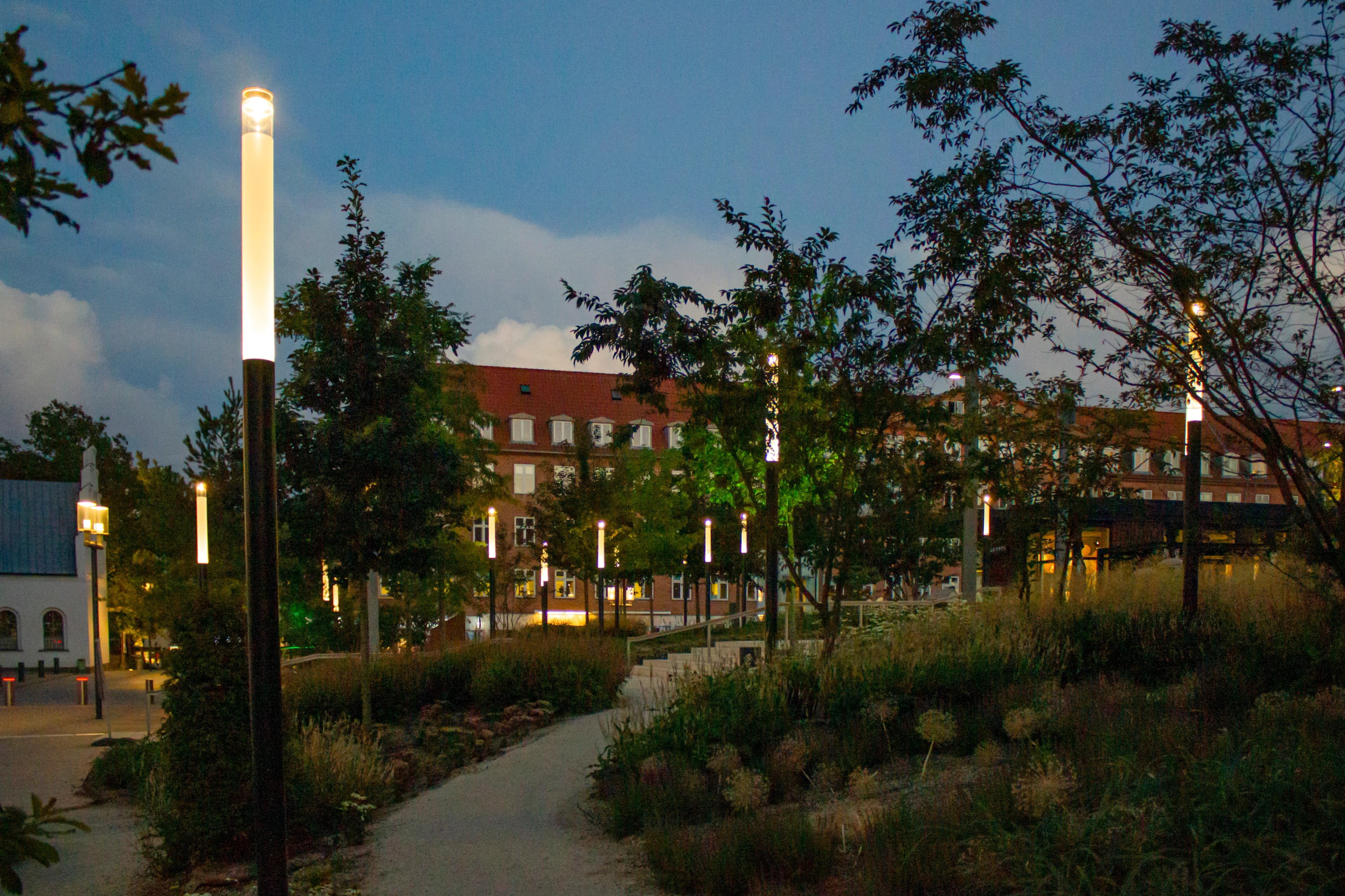 Budolfi Plads om aftenen med lamper