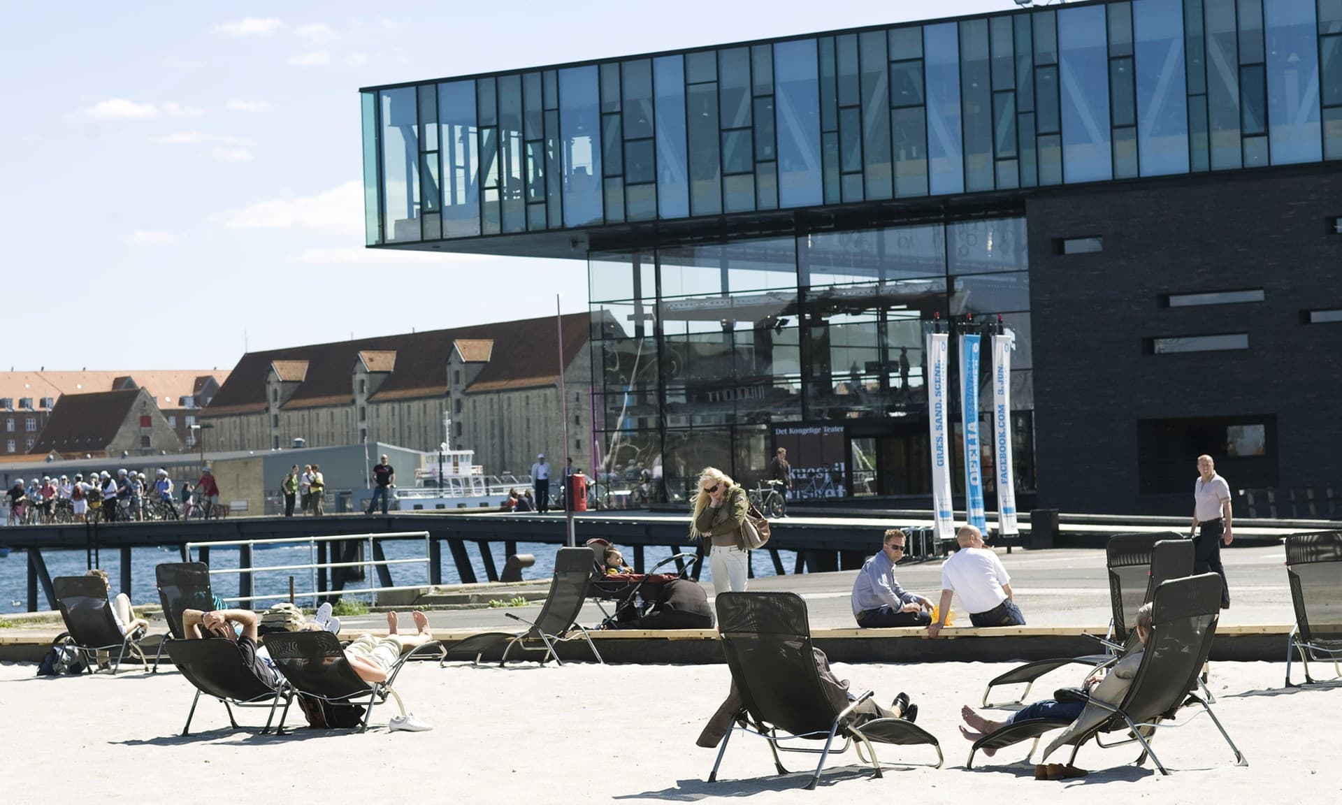 Stemningsbillede fra Ofelia Beach med Skuespilhuset i baggrunden