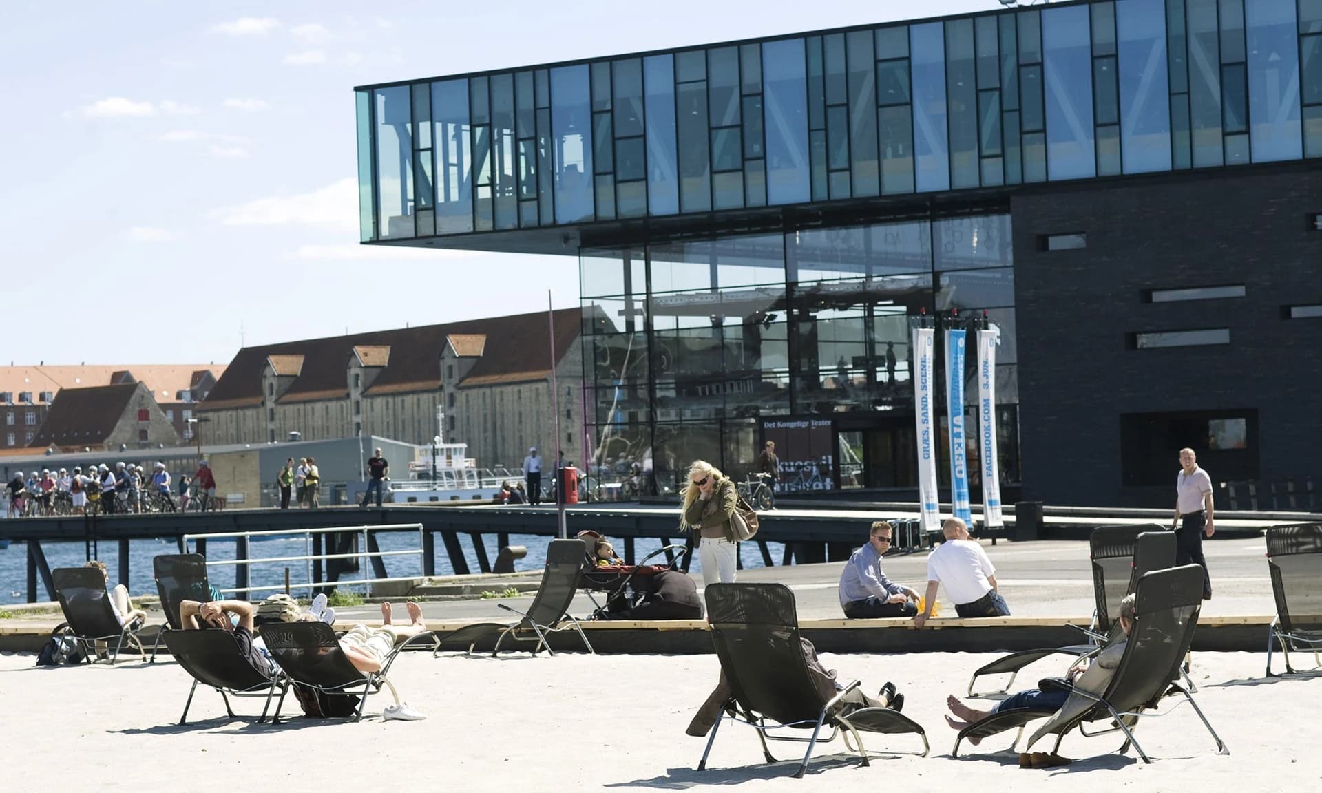 Stemningsbillede fra Ofelia Beach med Skuespilhuset i baggrunden