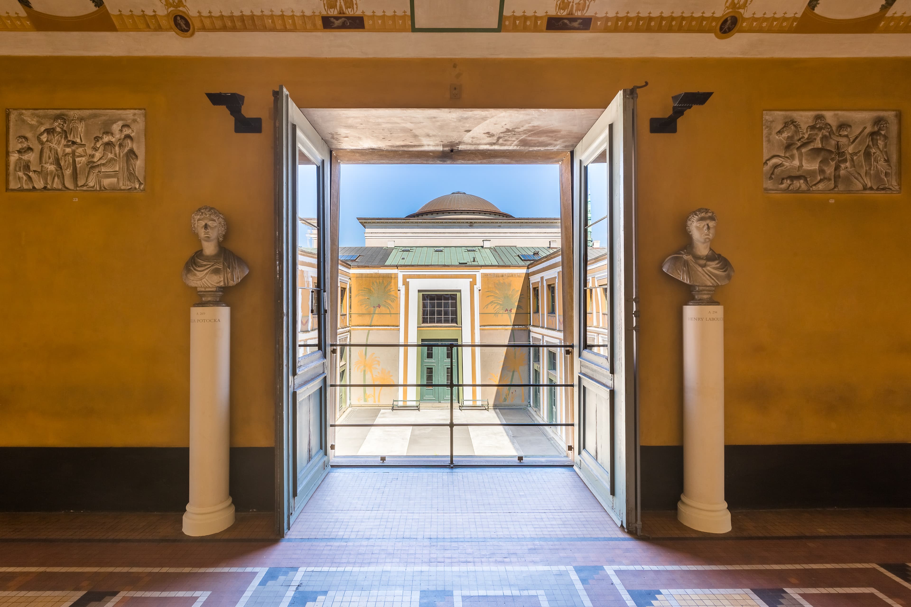 Thorvaldsens Museum, Kig til den indre gård