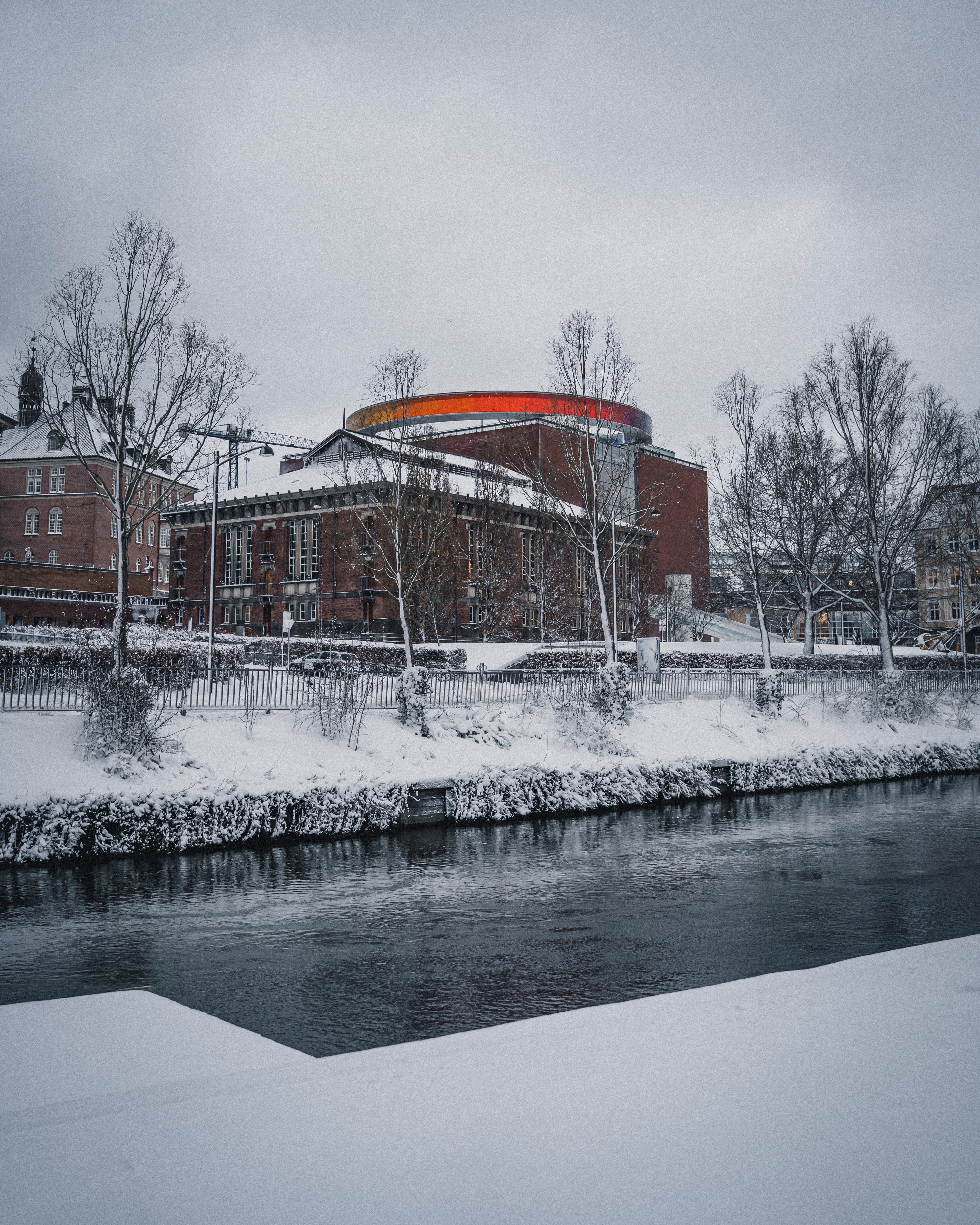 Aros set udefra i snevejr