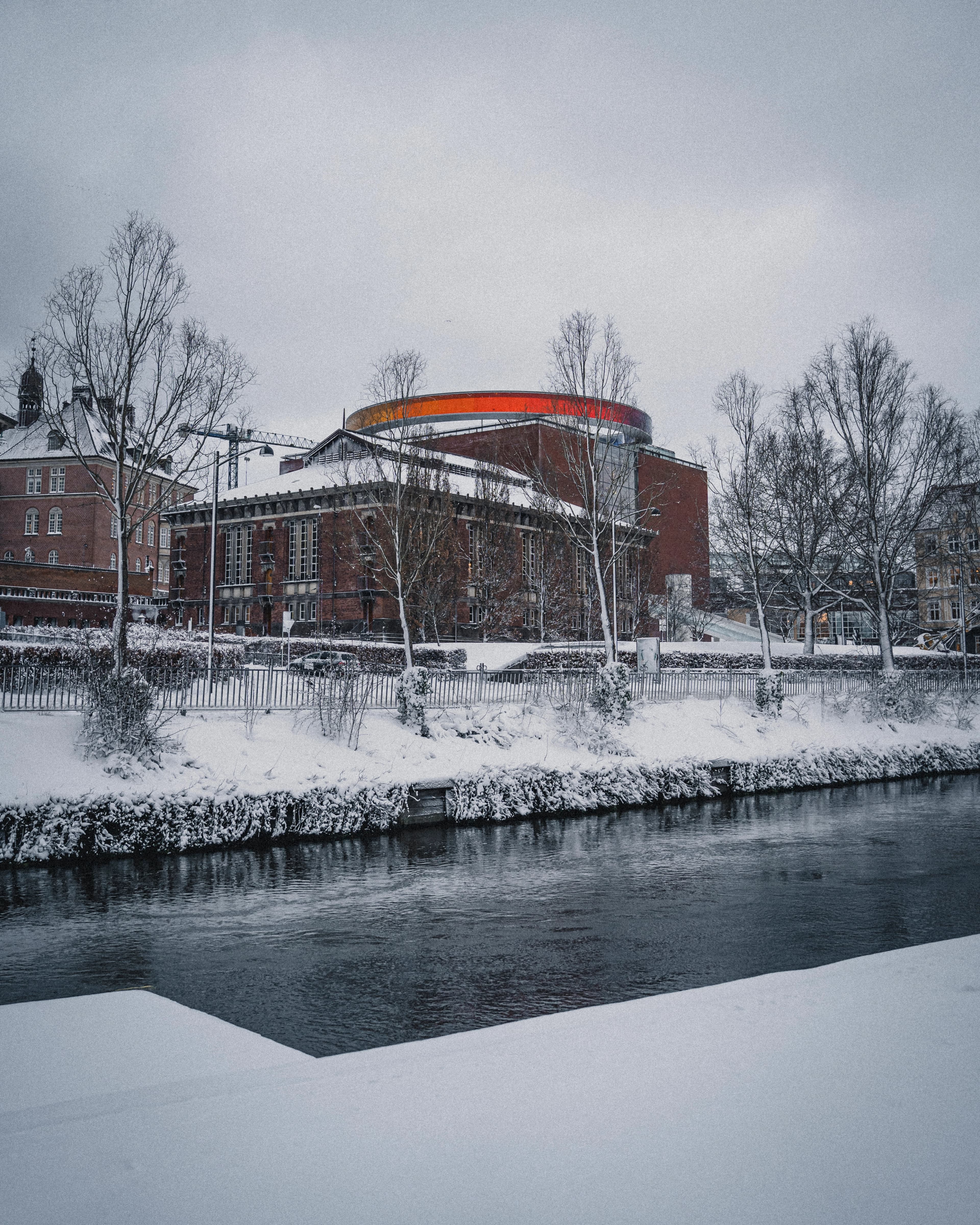 Aros set udefra i snevejr