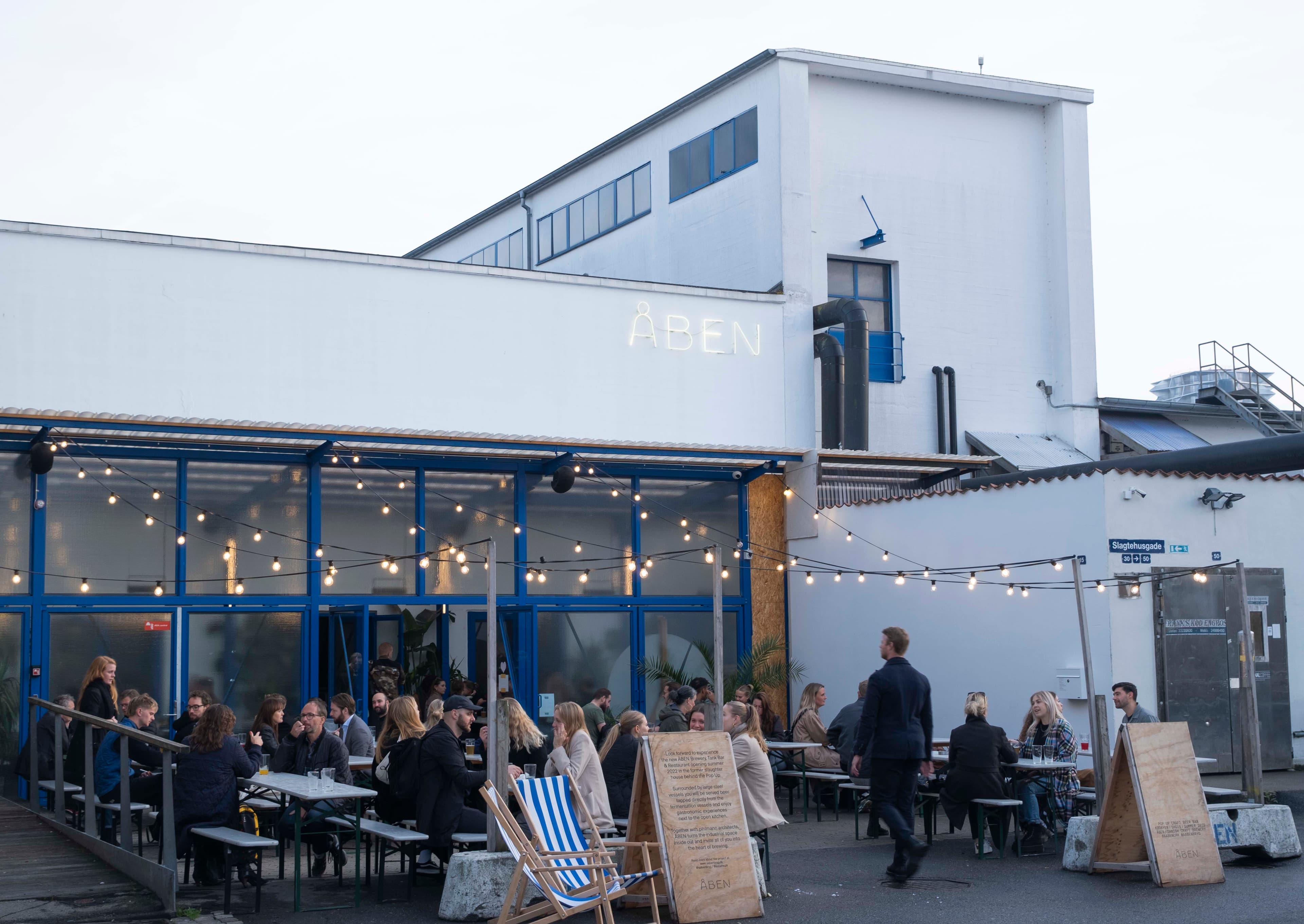 ÅBEN set udefra med gæster
