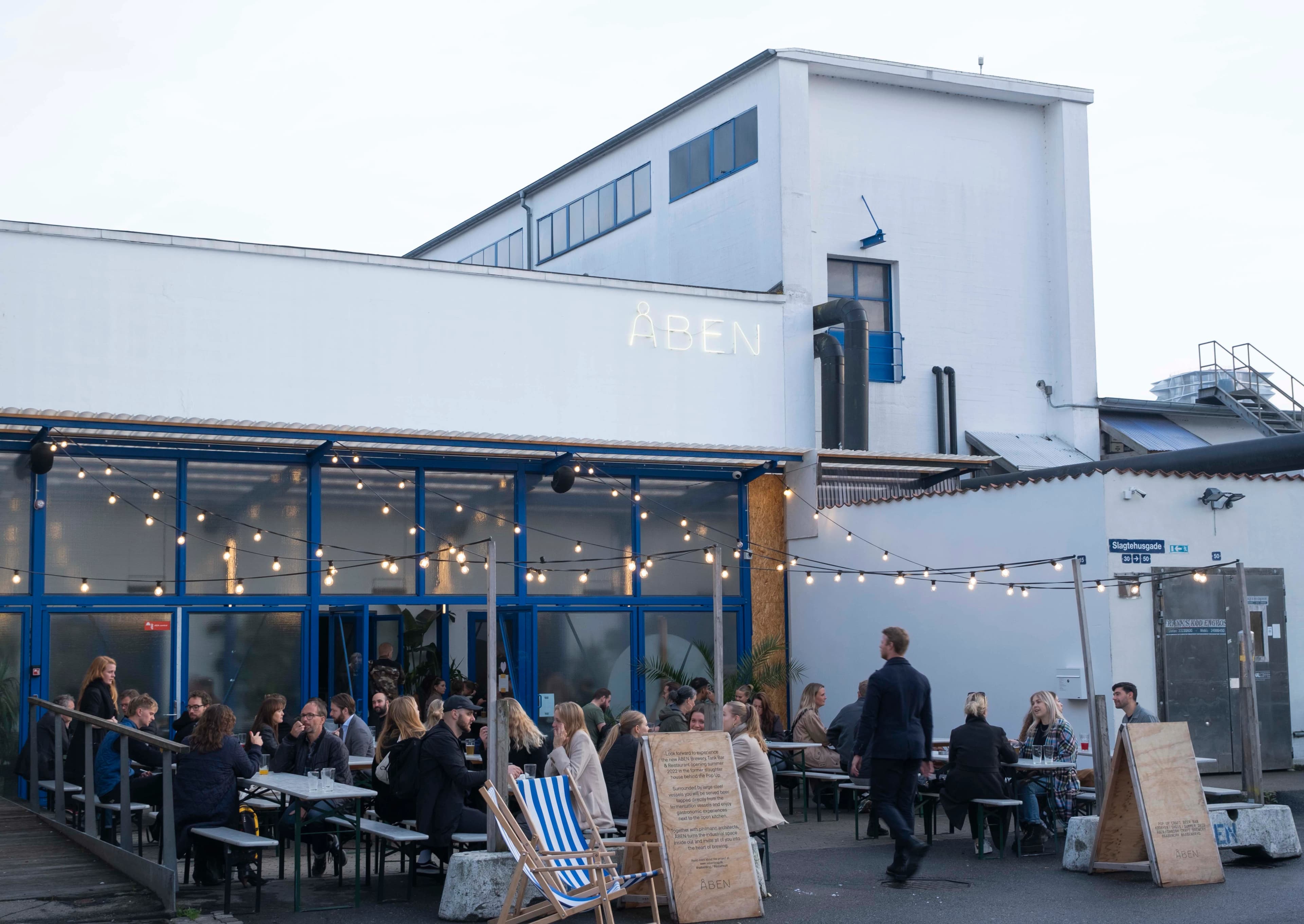 ÅBEN set udefra med gæster