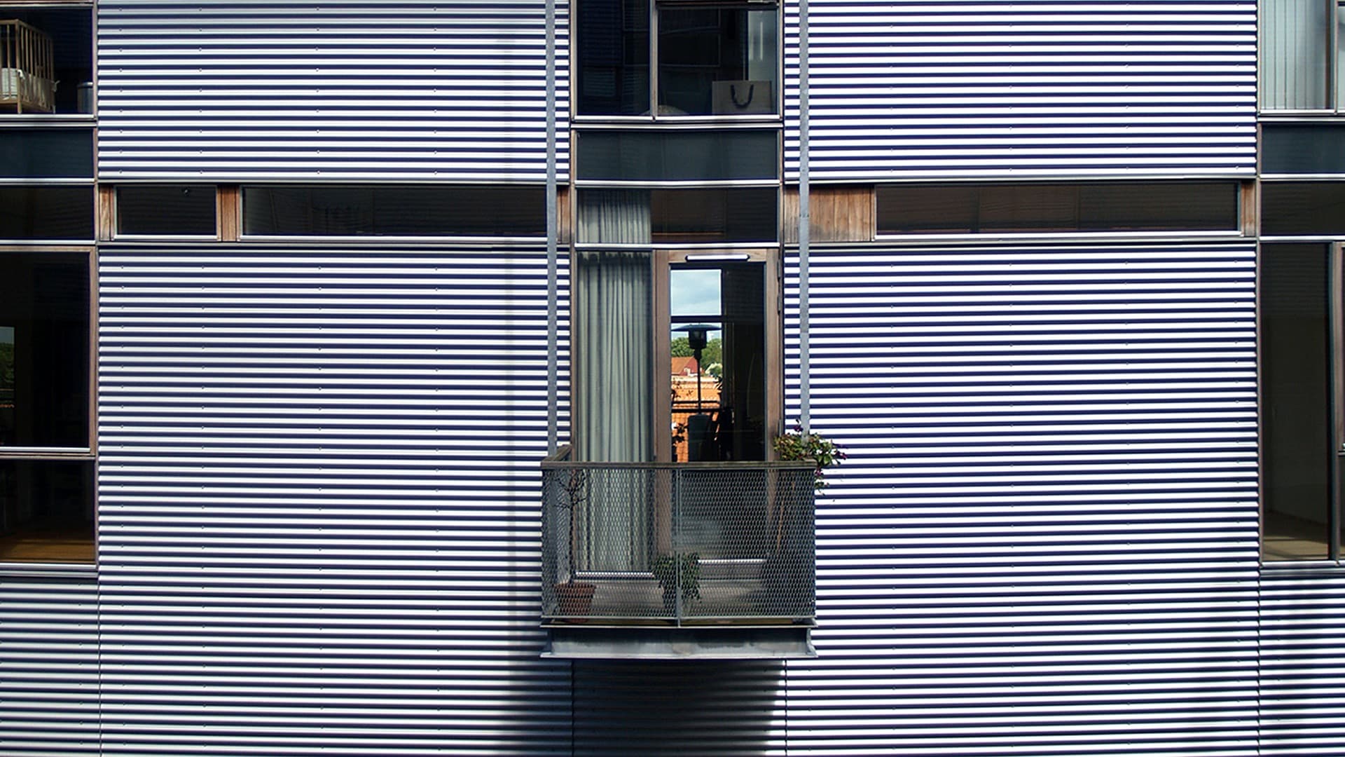 Torpedo Hall Apartments, Vandkunsten