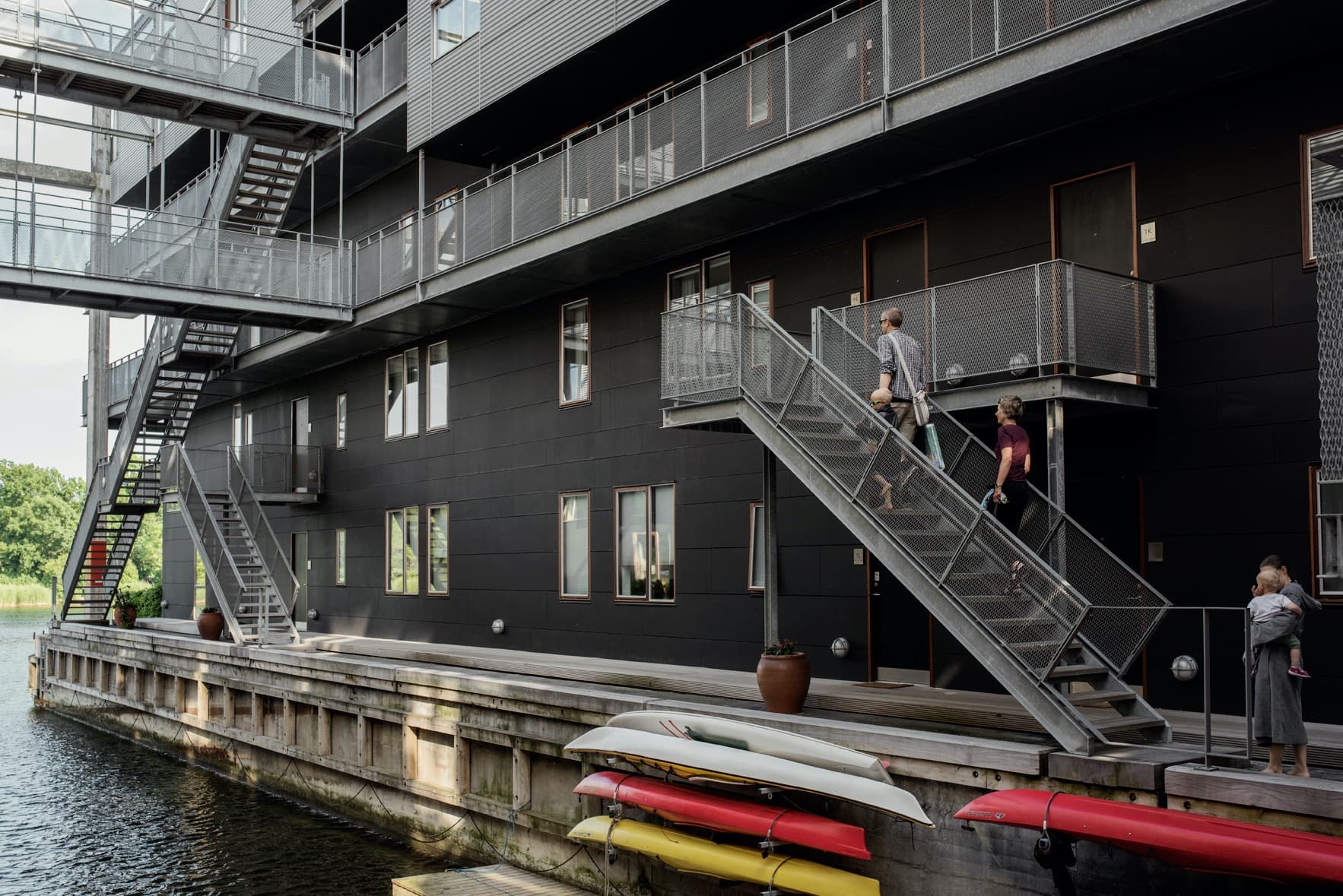 Torpedo Hall Apartments, Vandkunsten