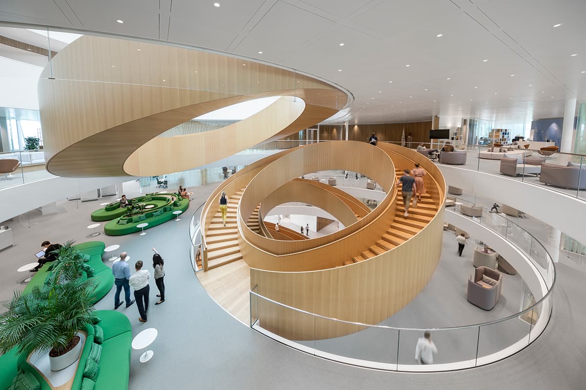 Kontorområde med den lyse egetræstrappe i centrum