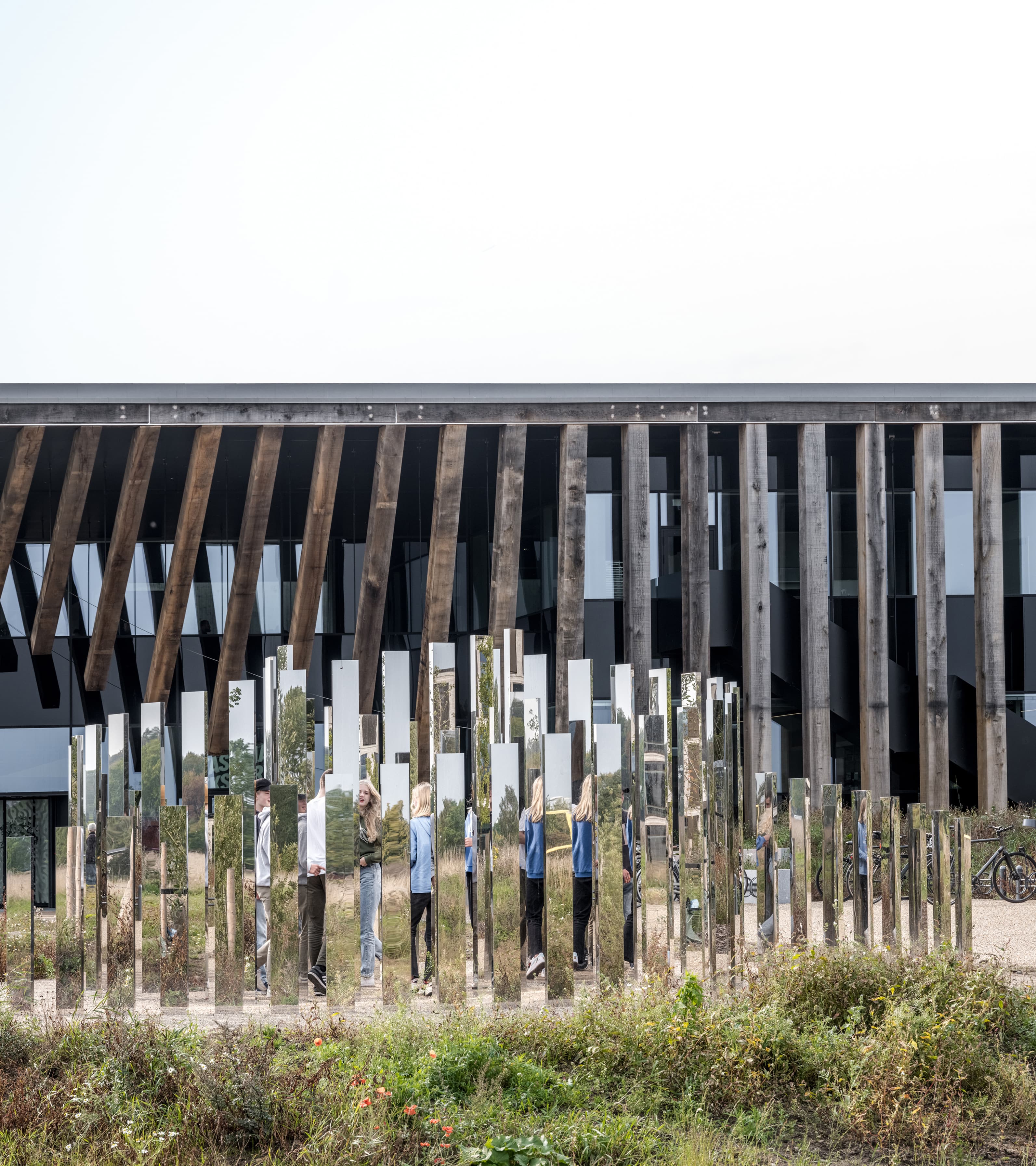 LIFE Campus - facade med spejlkunst i forgrund