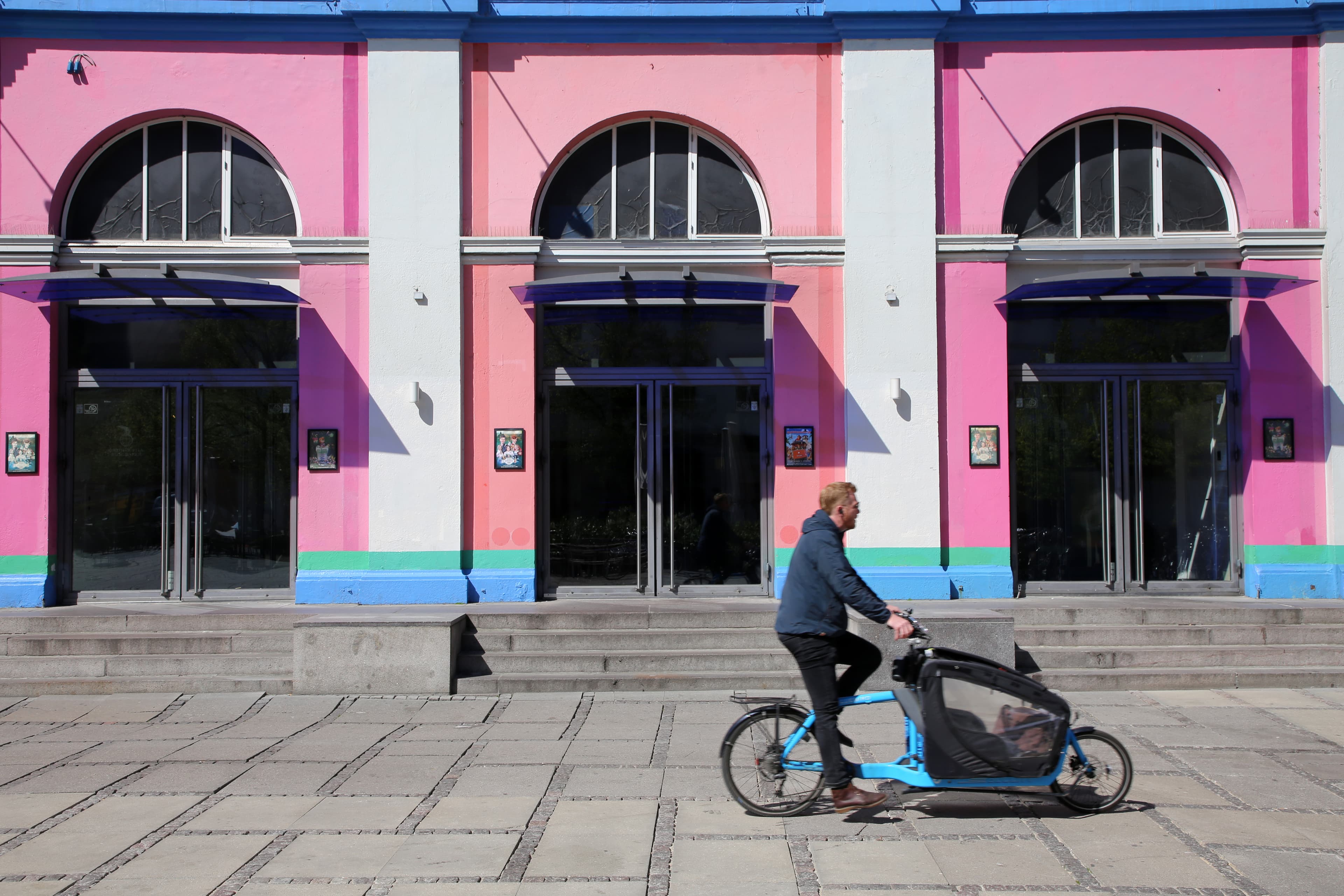 Indgangspartiet af Palads med en forbipasserende cykel