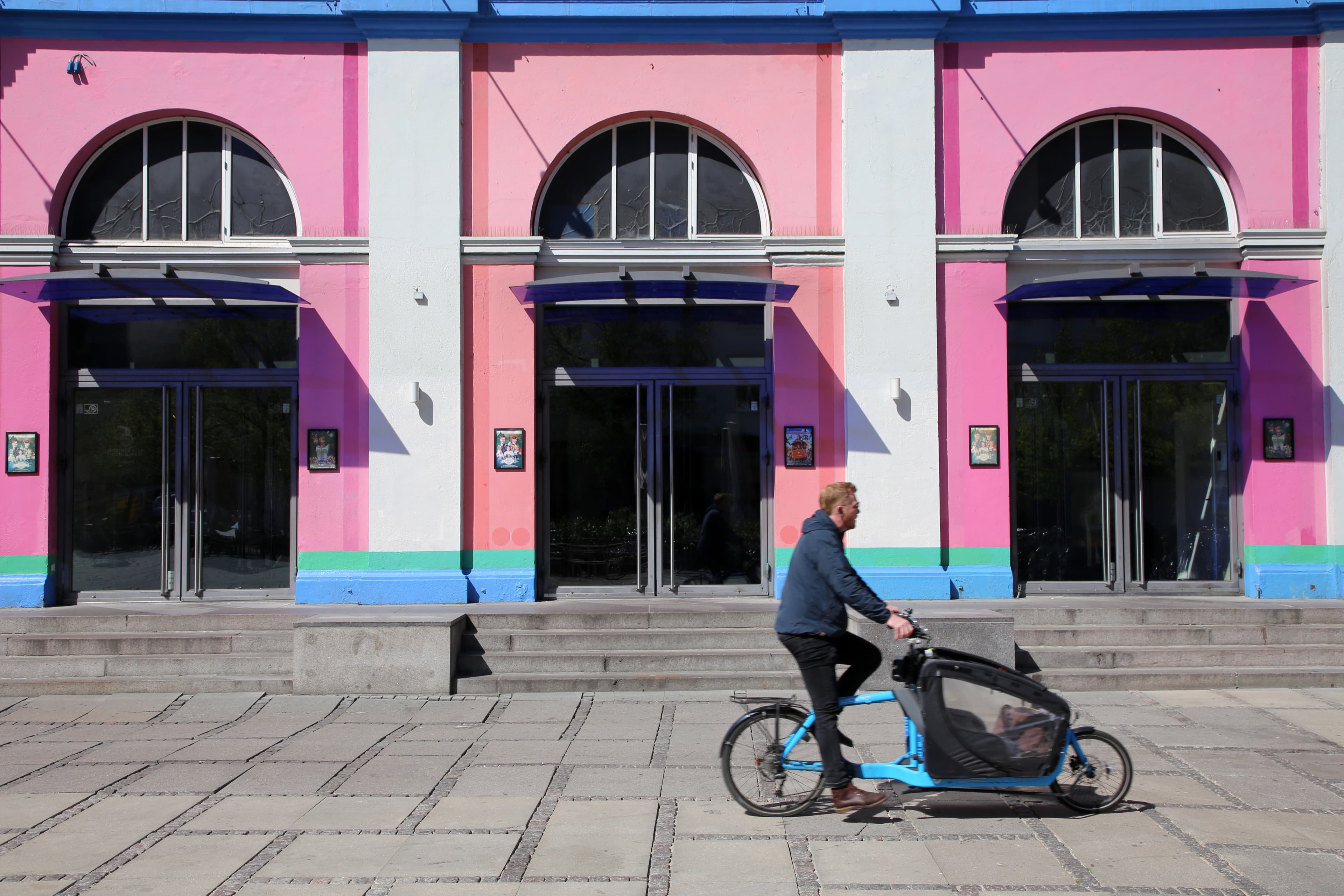Indgangspartiet af Palads med en forbipasserende cykel