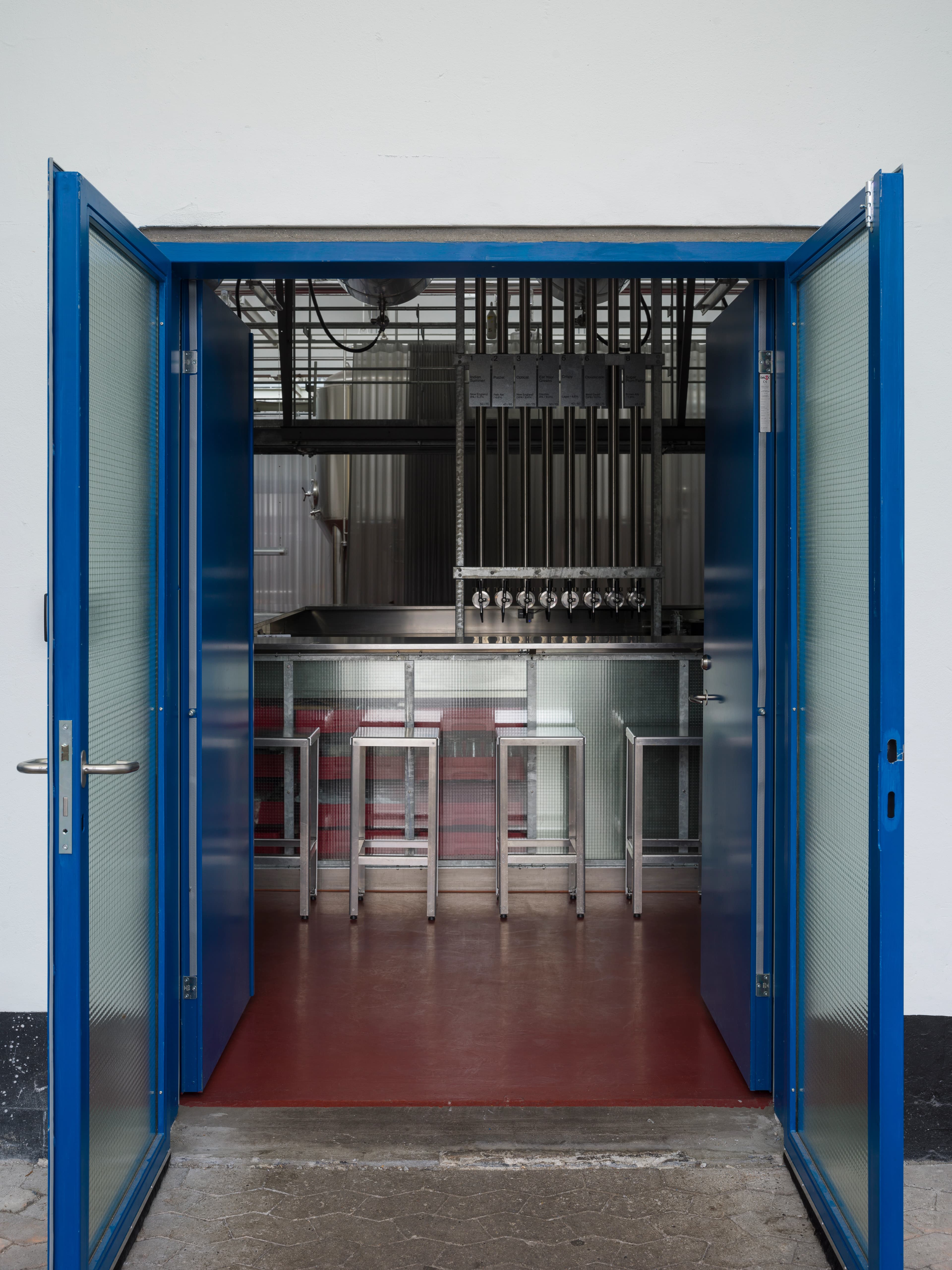 Baren, der ses gennem den blå indgangsdør