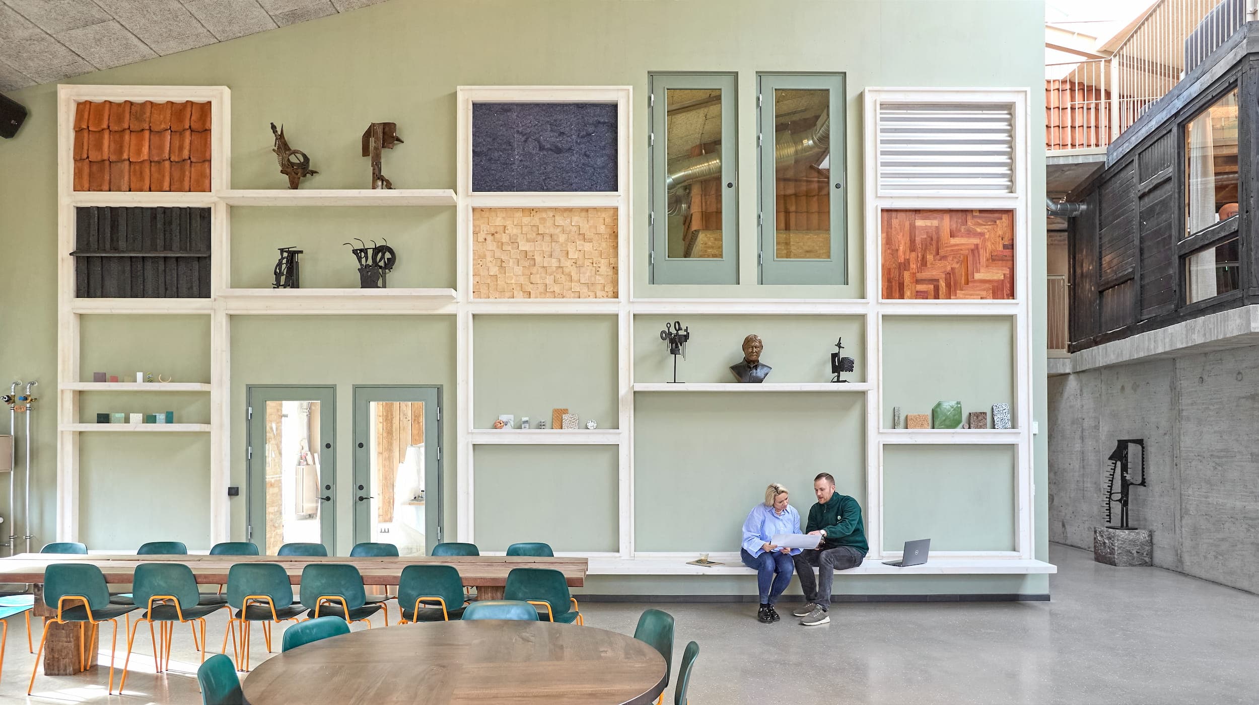 Materialevæggen i kantinen