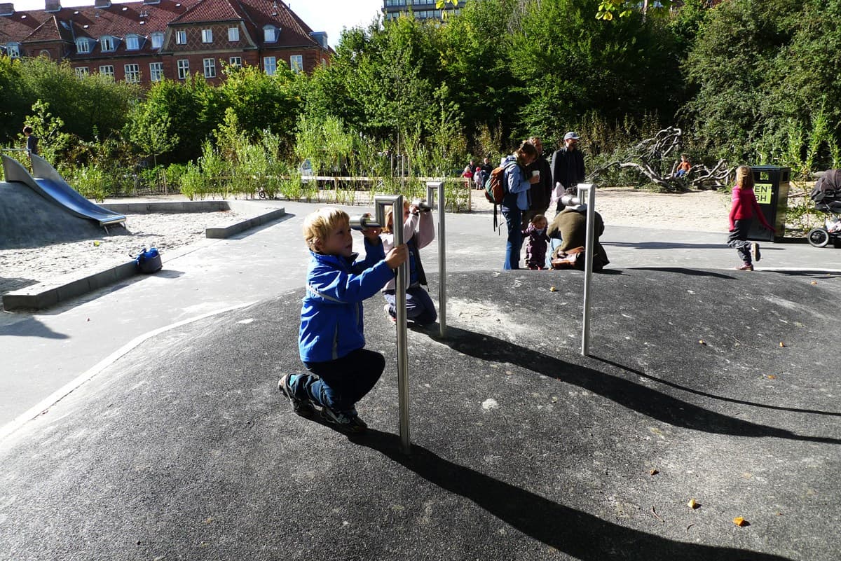 Børn, der leger på Tårnlegepladsen