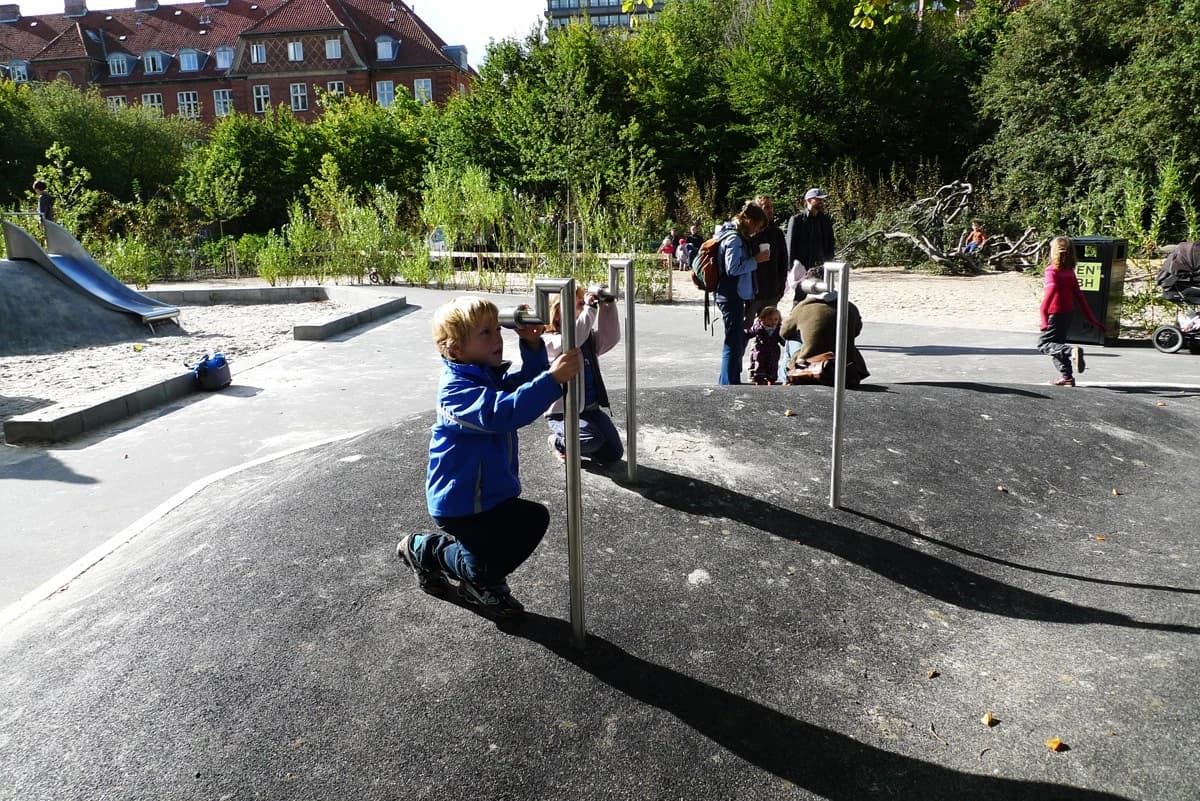 Børn, der leger på Tårnlegepladsen