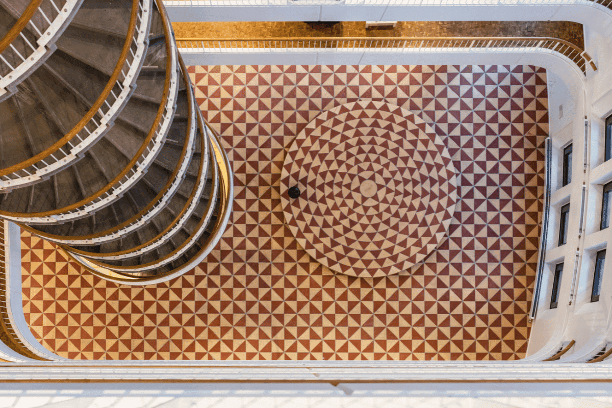 Trafiktårn Østs trappeopgang og mosaikgulv