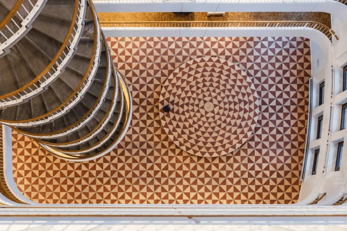 Trafiktårn Østs trappeopgang og mosaikgulv