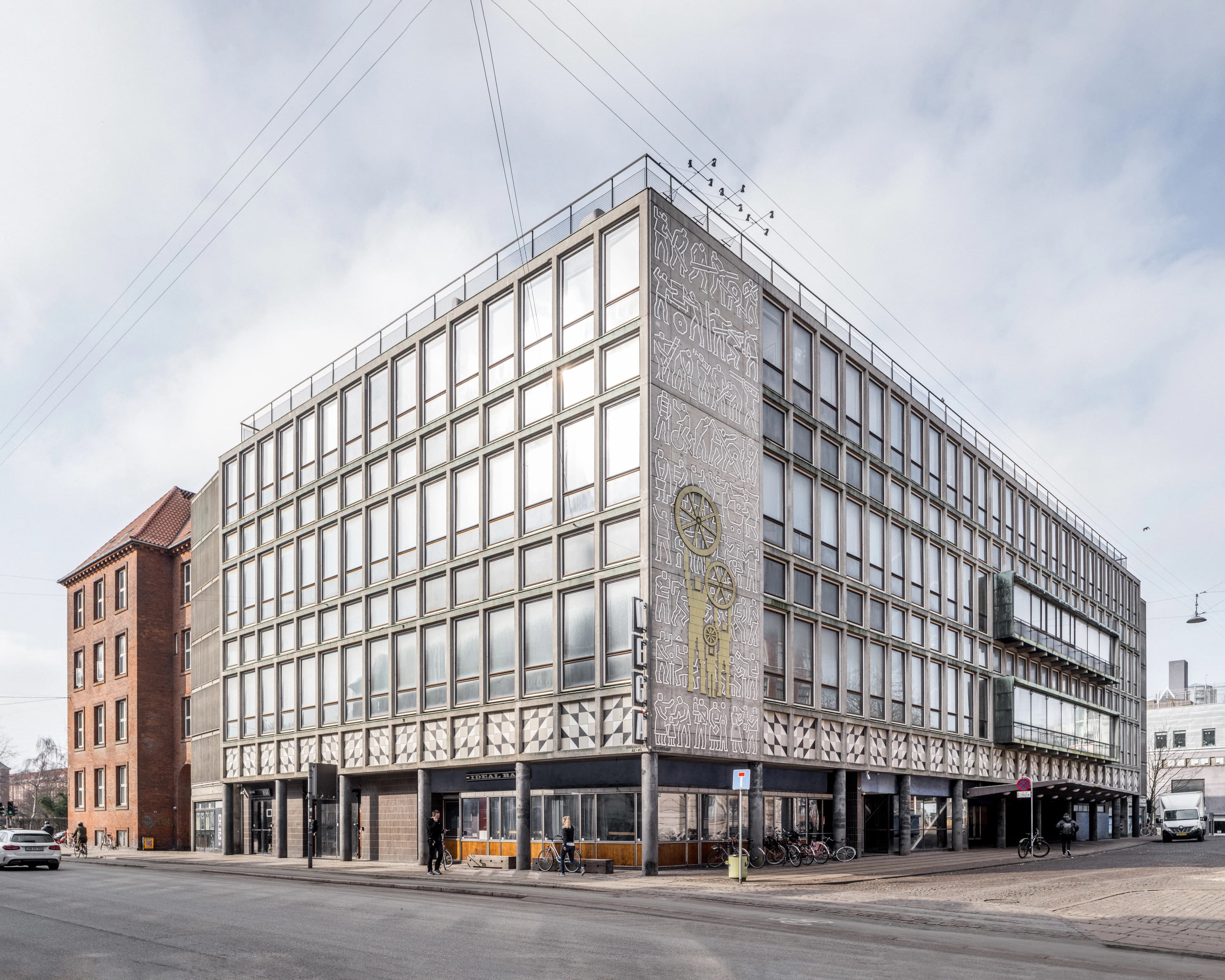 Folkets hus VEGA facade set fra Enghave Plads
