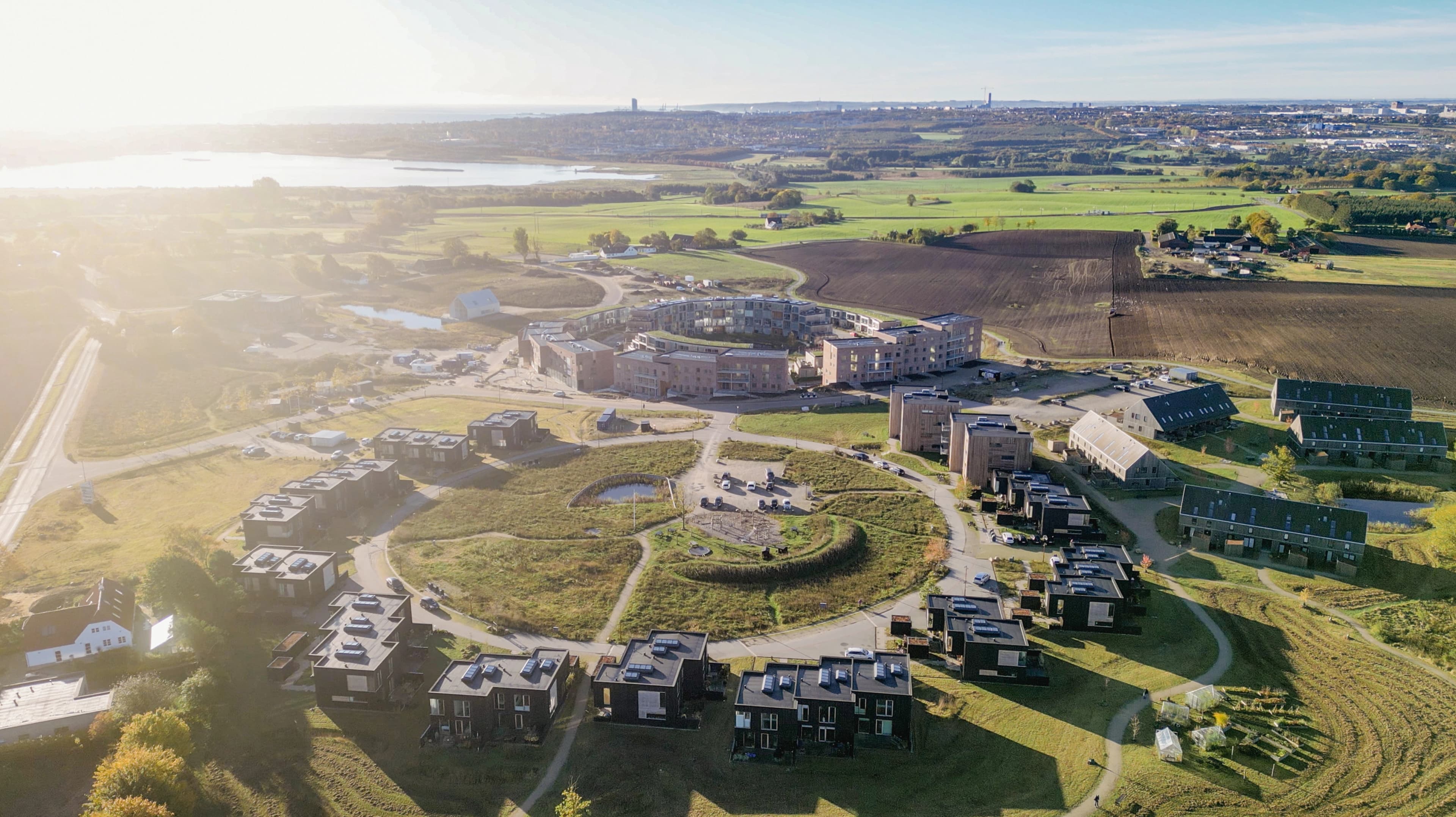 Dronefoto af Nye, nord for Aarhus