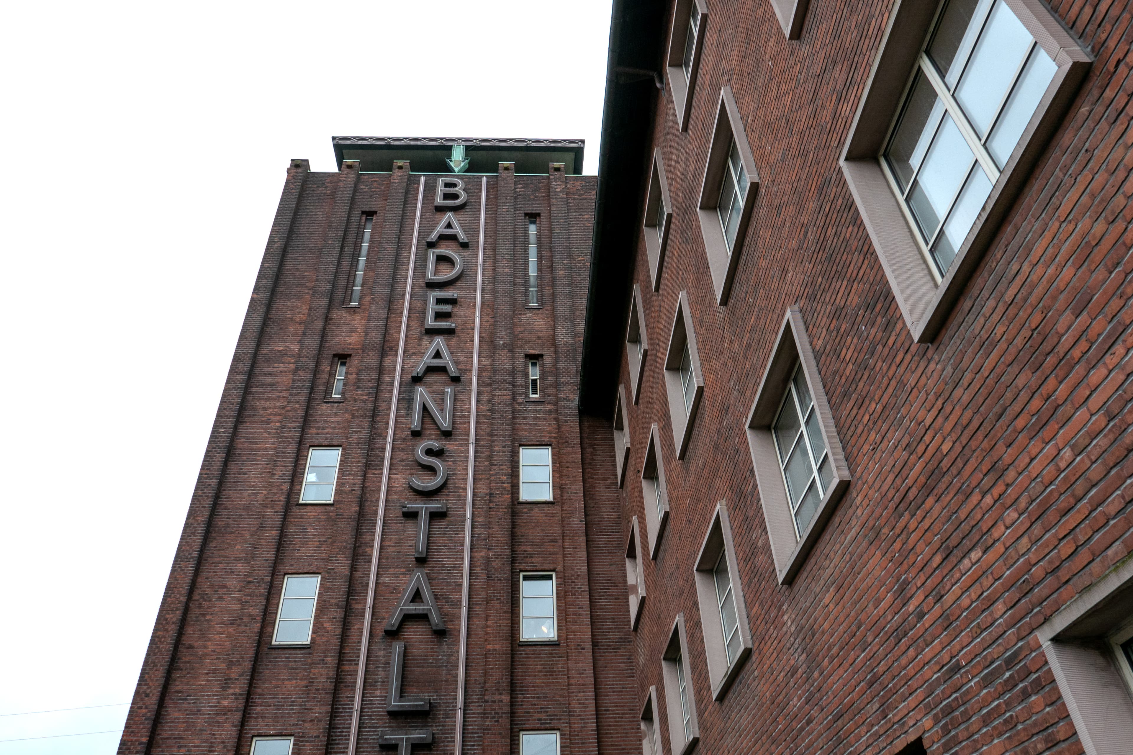 Facadeskilt på Badeanstalten Spanien