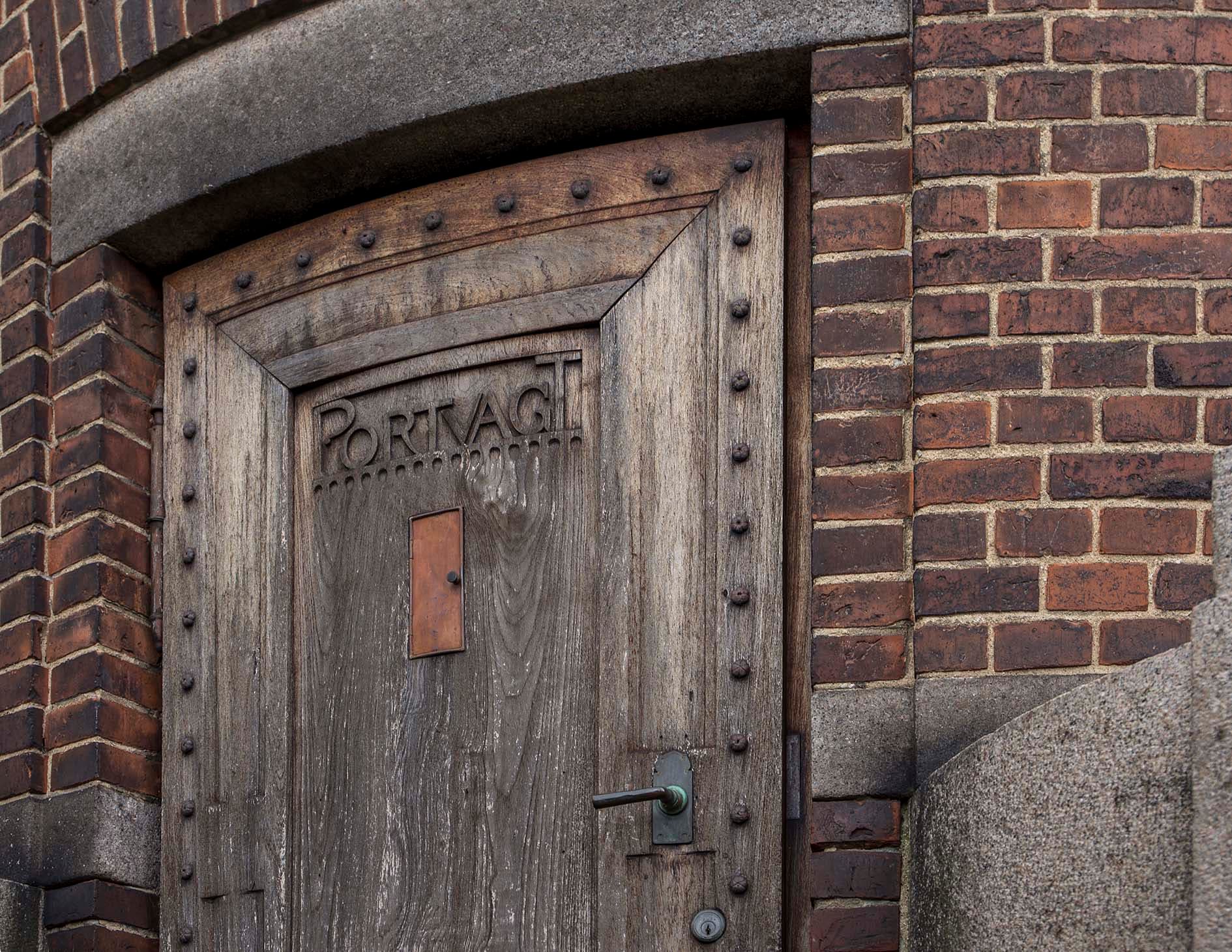 Nærbillede af døren med skriften Portvagt