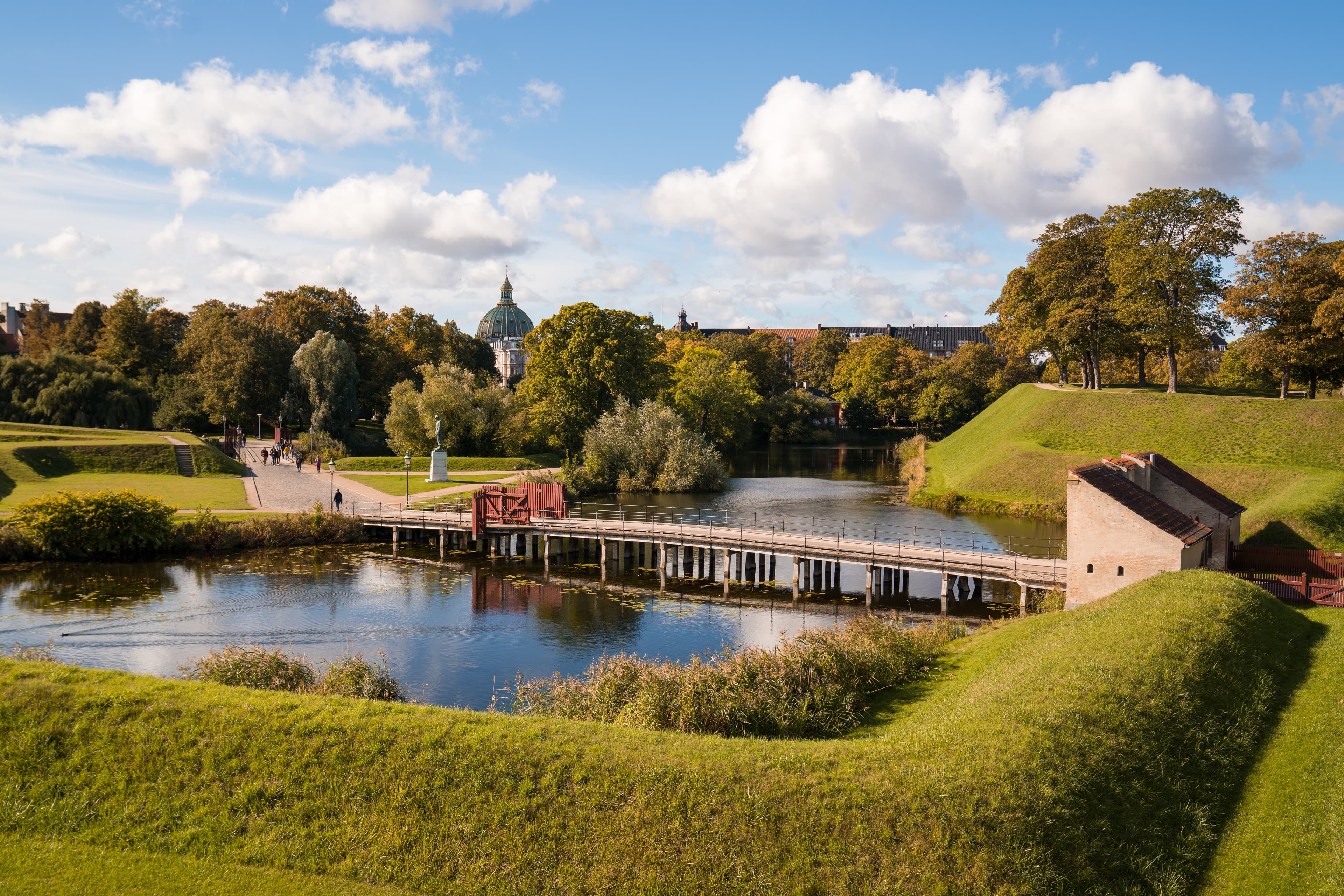 Broen over voldgraven til Kastellet