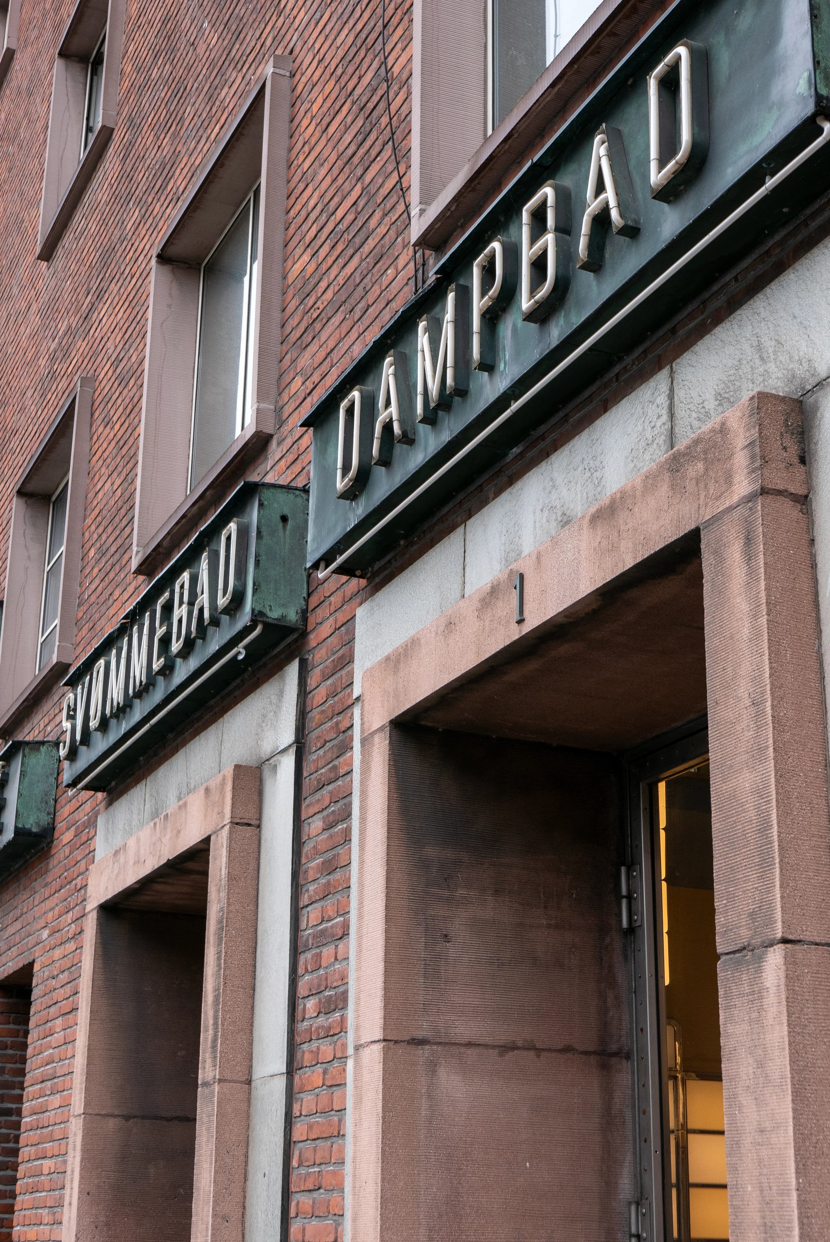 Facadeskilt på Badeanstalten Spanien