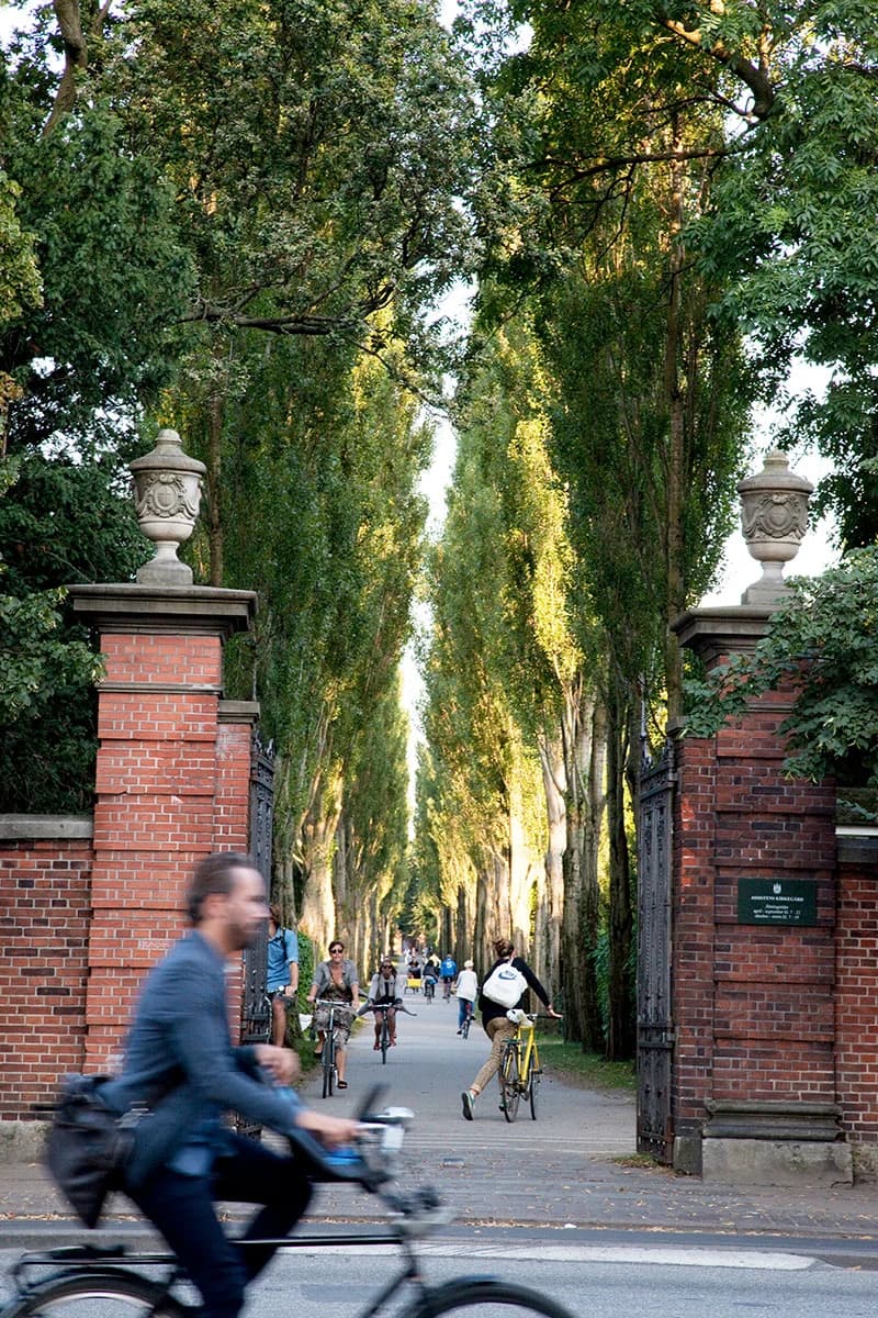 En af indgangene til Assistens Kirkegård