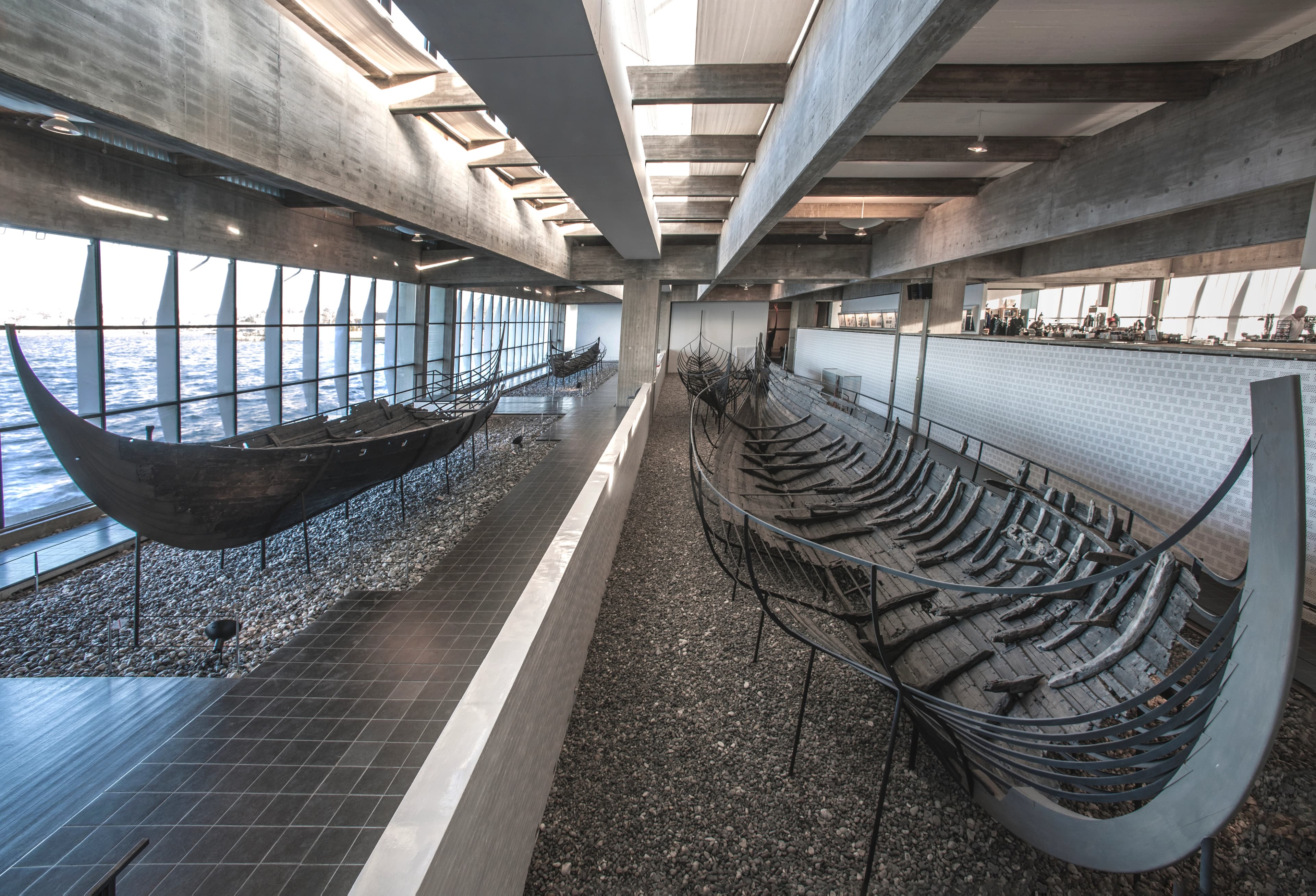 Hallen med vikingeskibe på vikingeskibsmuseet i Roskilde