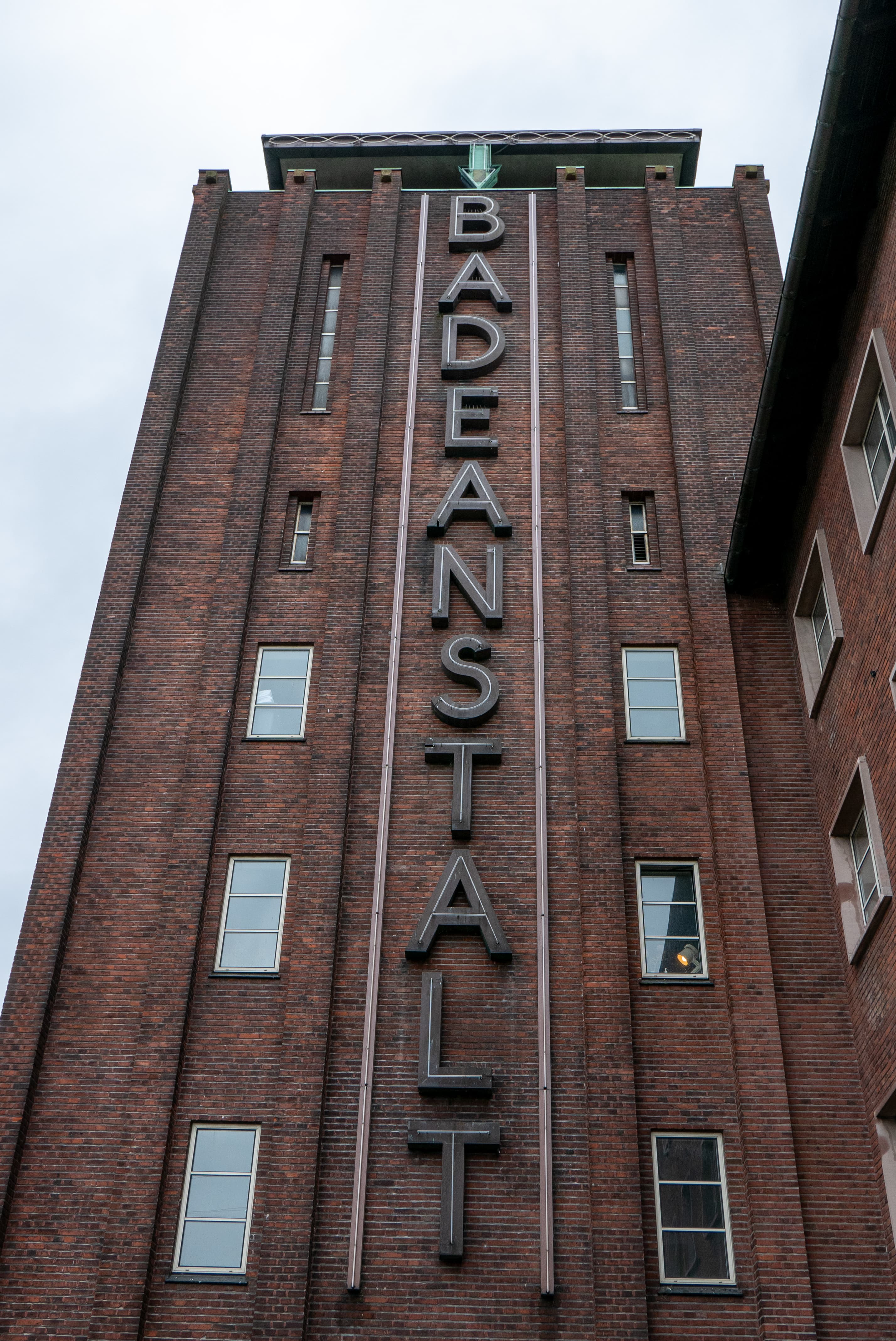 Facadeskilt på Badeanstalten Spanien