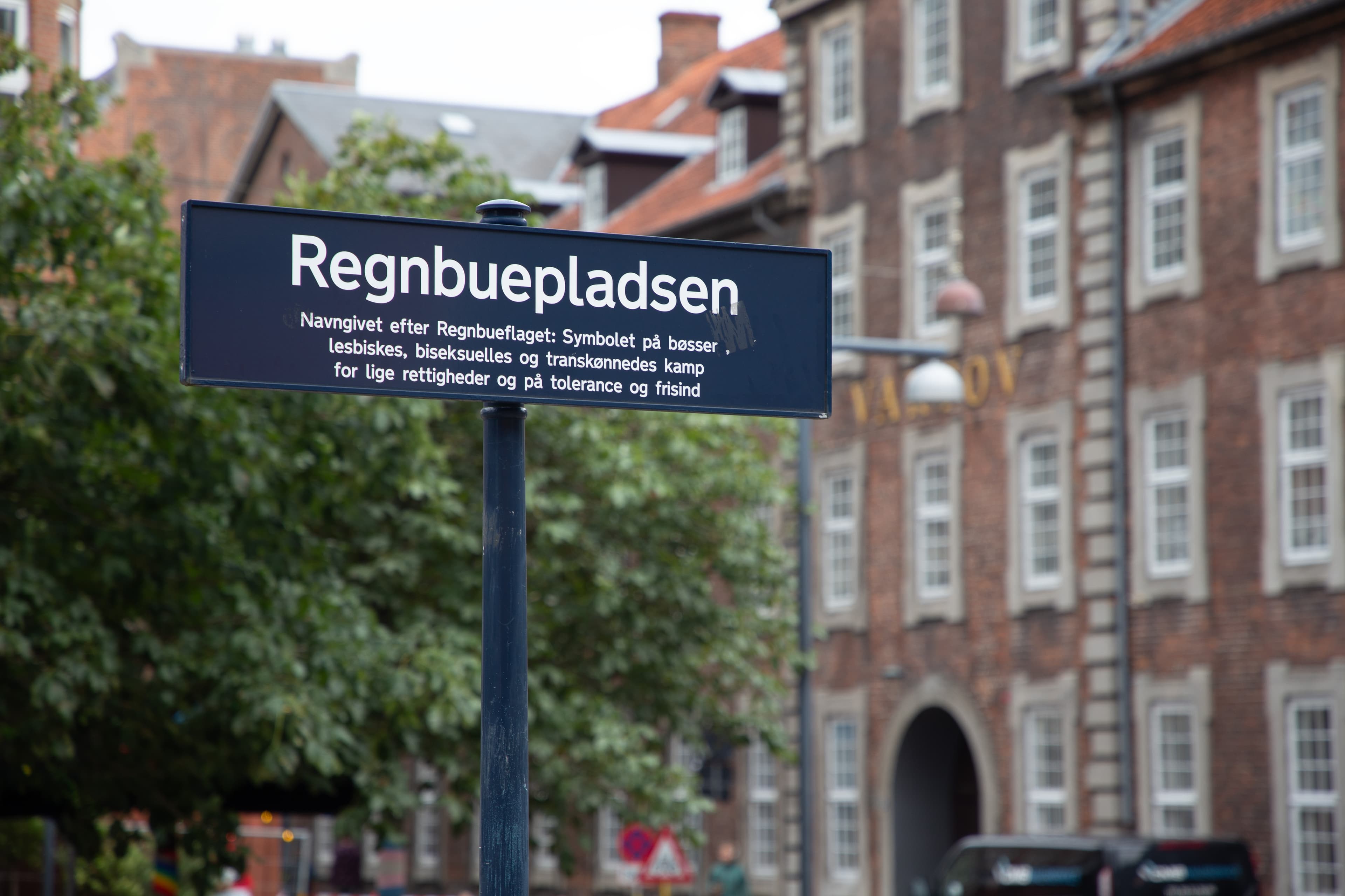 Regnbuepladsen skilt