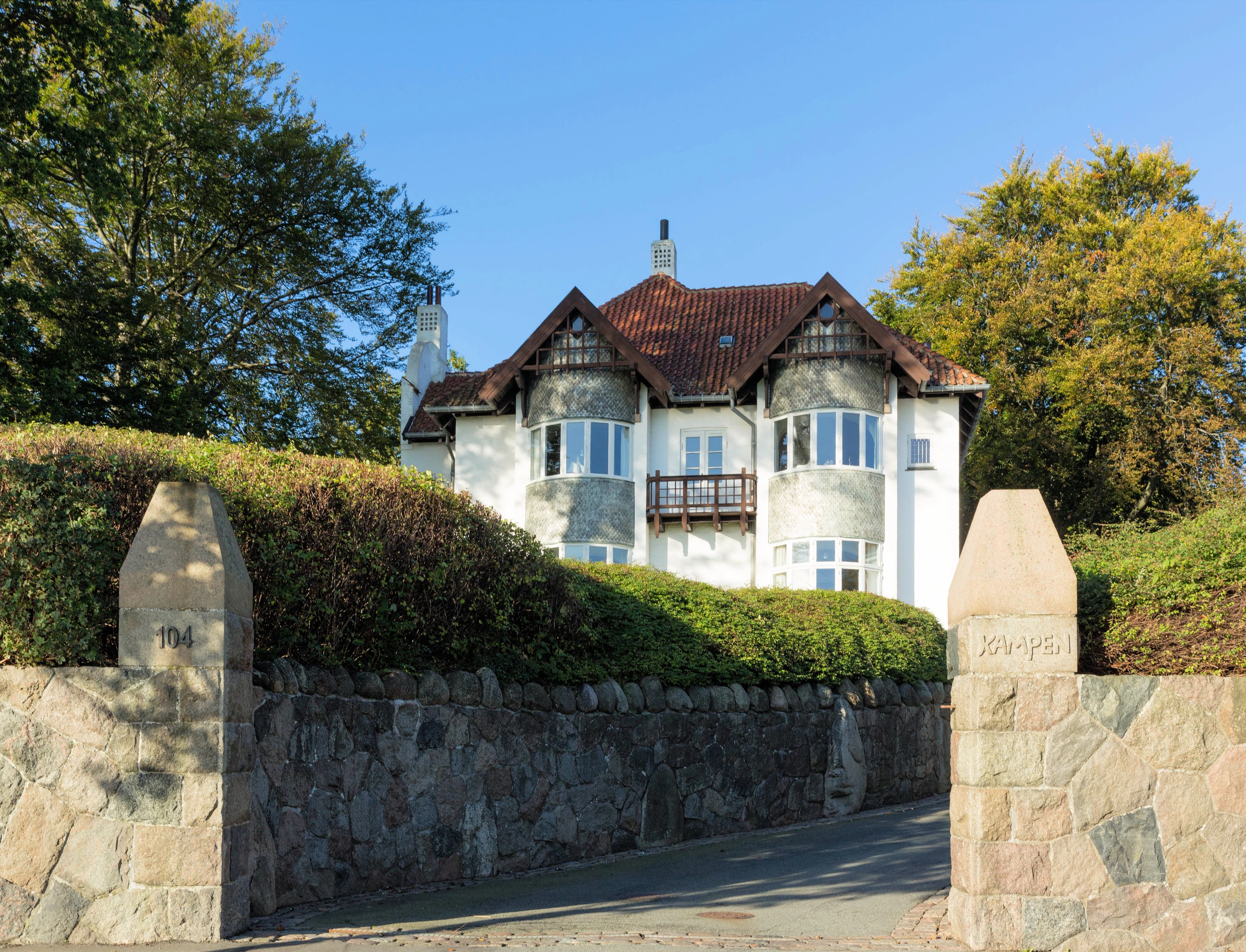 Villa Kampen set gennem porten