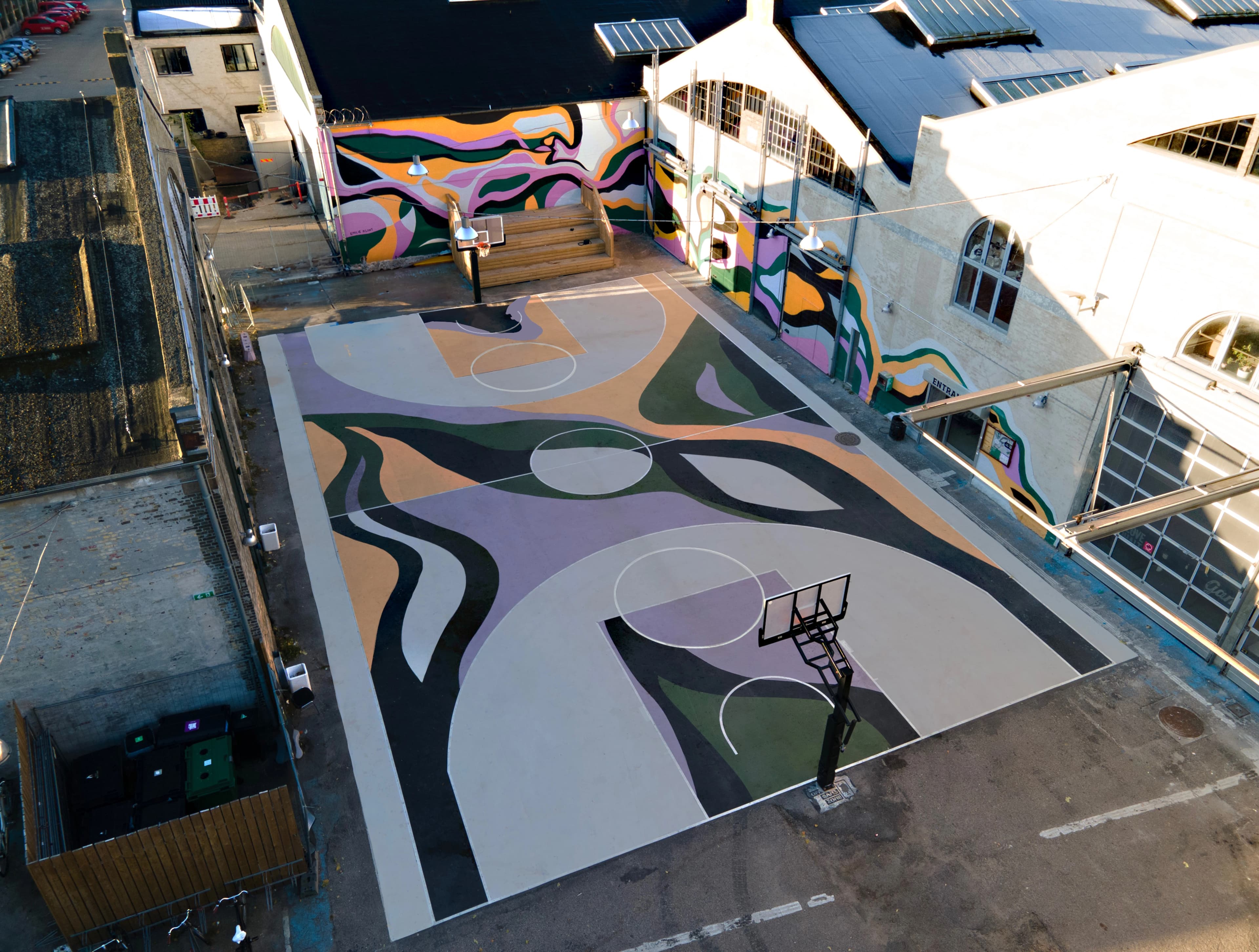 Farverig basketballbane i Streetmekka i København