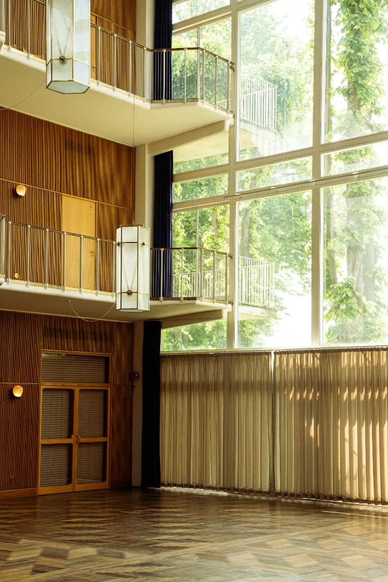 Aarhus Rådhus' sal og vinduer indefra