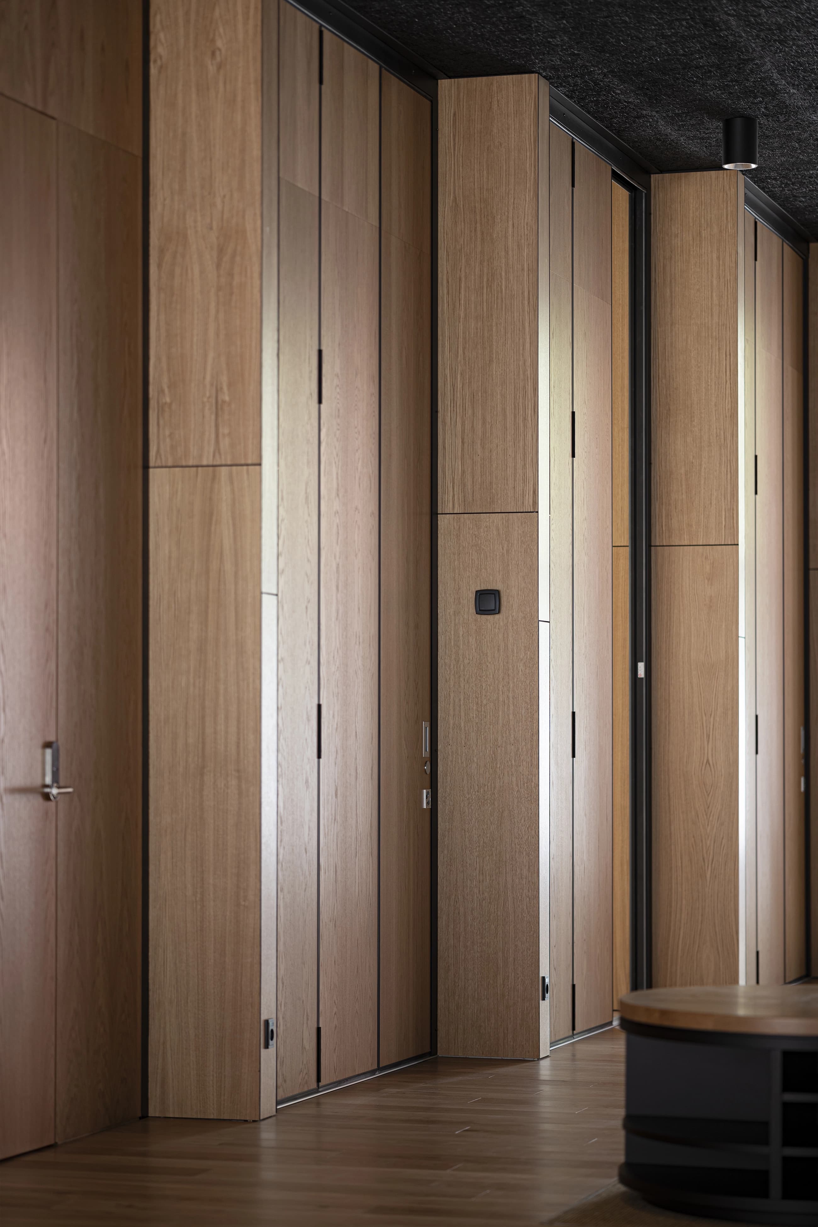 Skabsløsning i træ i Kampsportens Hus