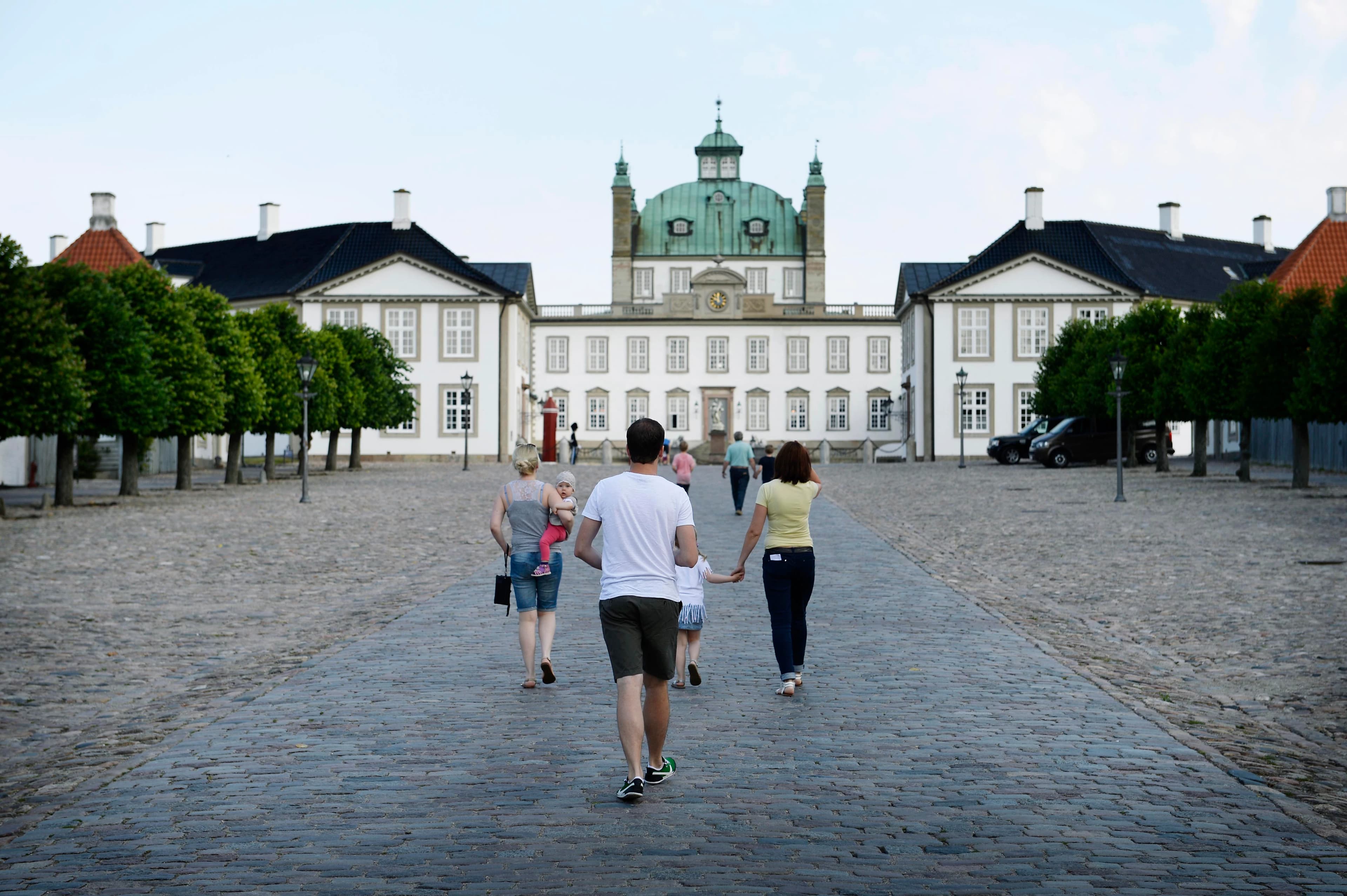 Besøgende foran Fredensborg Slot