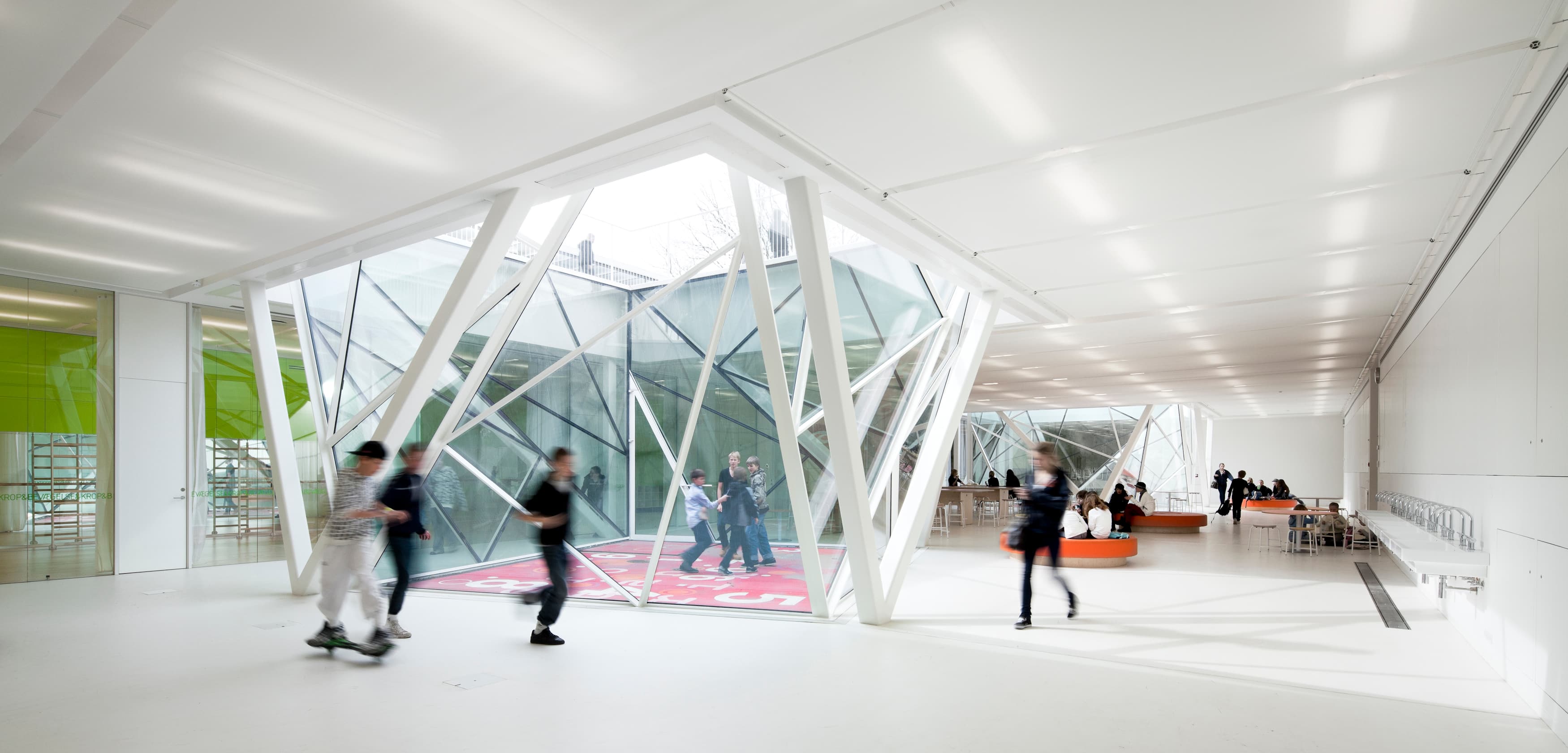 Børn leger i den underjordiske tilbygning